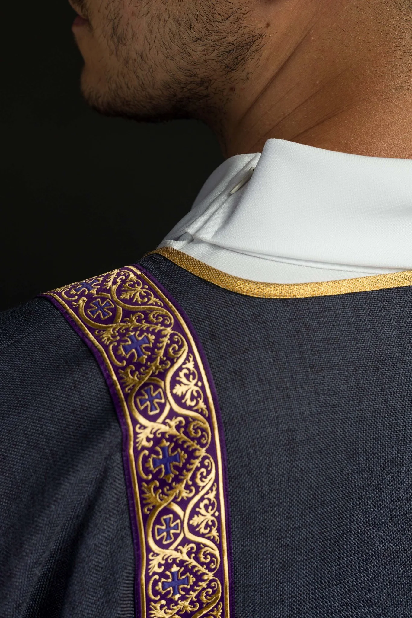 Purple dalmatic decorated with gold jacquard ribbons - Image 5