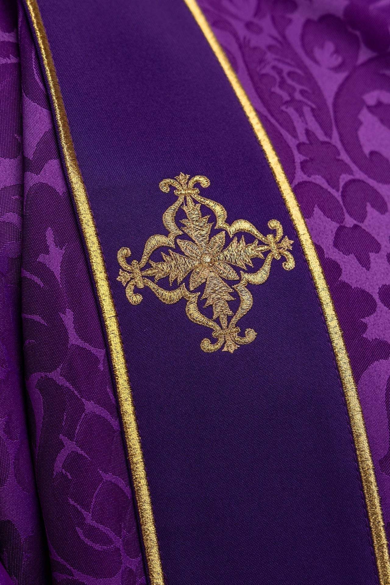 Purple dalmatic in jacquard with bands and embroidered gold crosses - Image 4