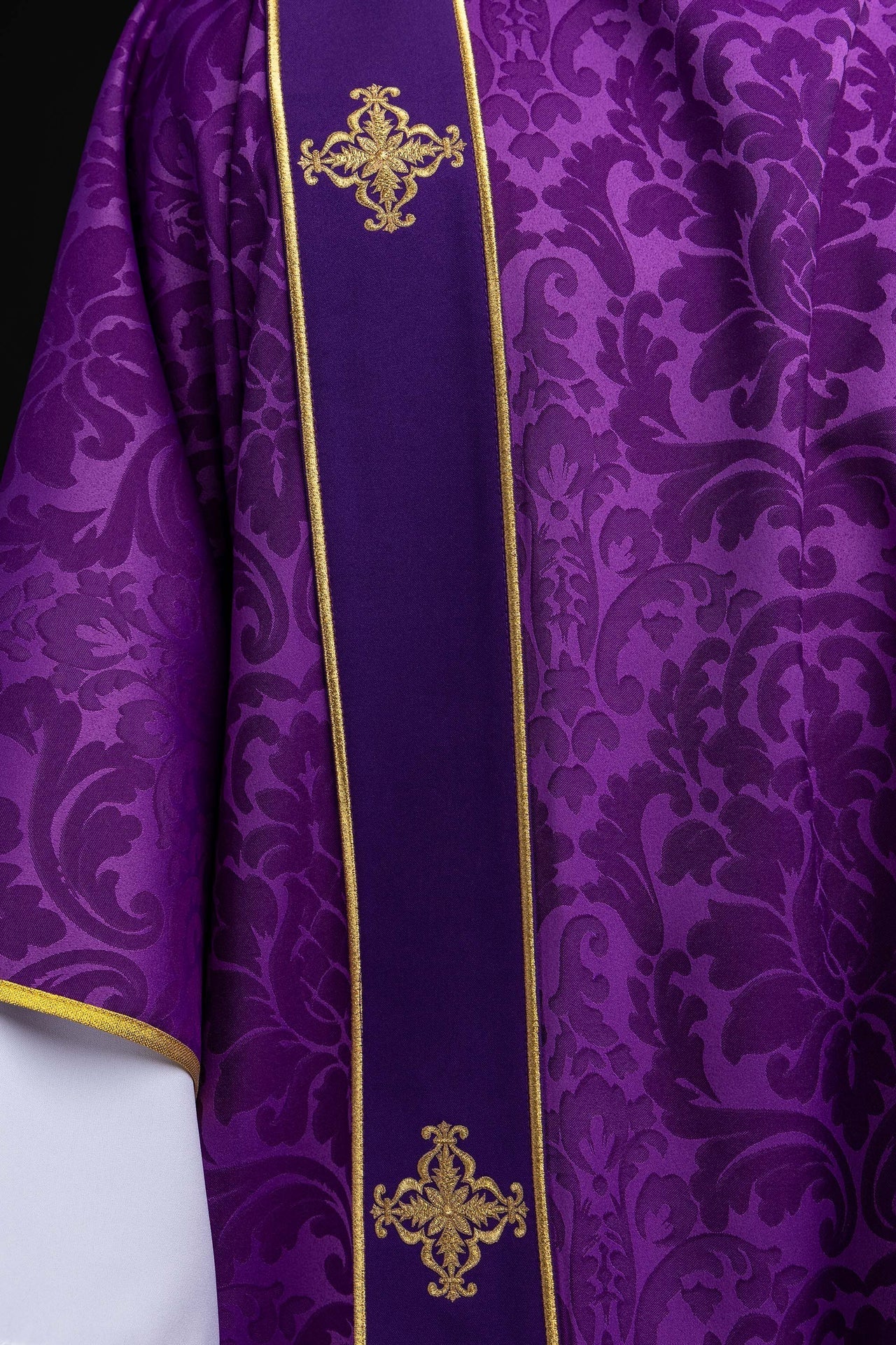 Purple dalmatic in jacquard with bands and embroidered gold crosses - Image 5
