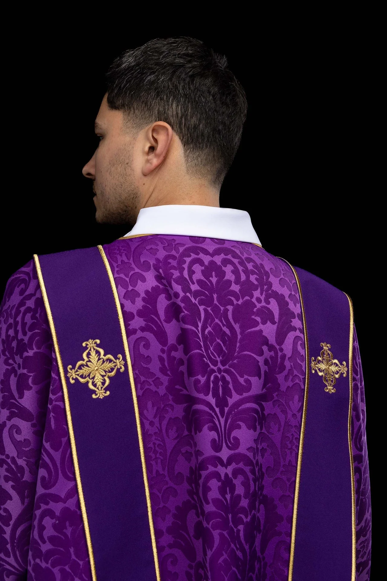 Purple dalmatic in jacquard with bands and embroidered gold crosses - Image 6