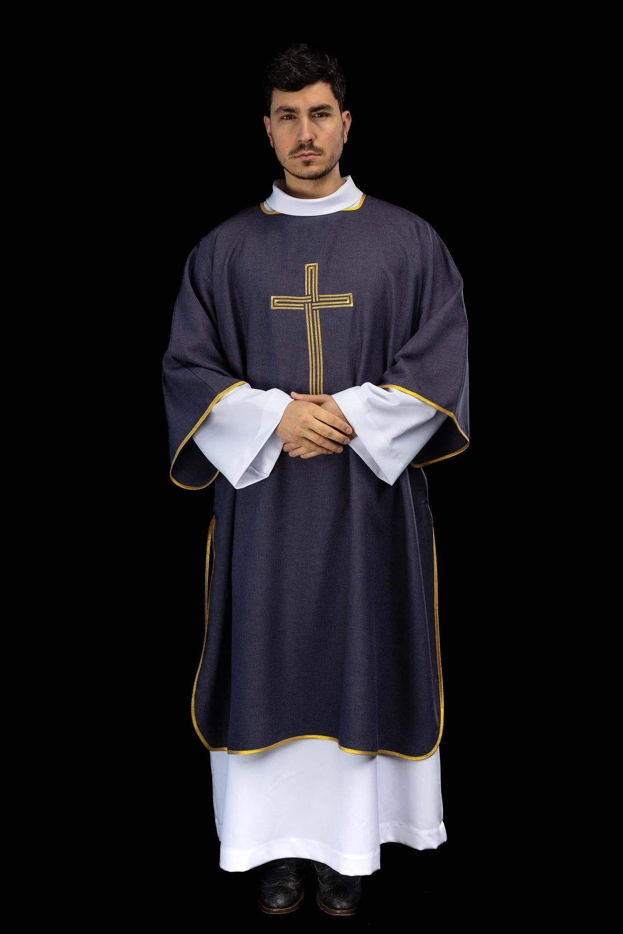 Purple dalmatic with an embroidered gold cross - Image 2