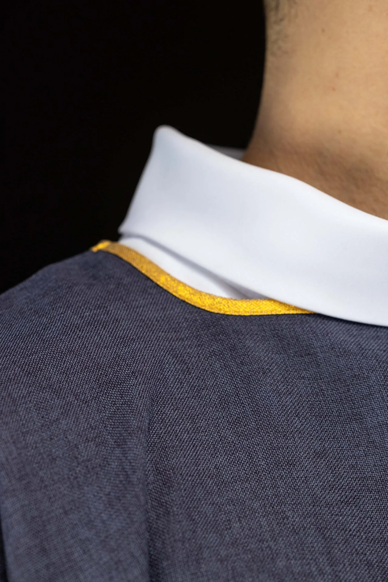 Purple dalmatic with an embroidered gold cross - Image 5