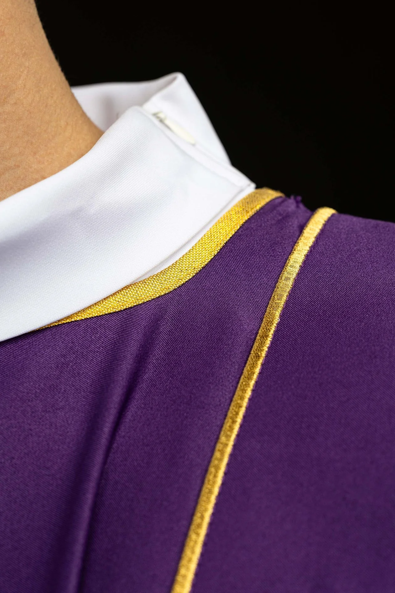 Purple dalmatic with bands and embroidered gold crosses - Image 4