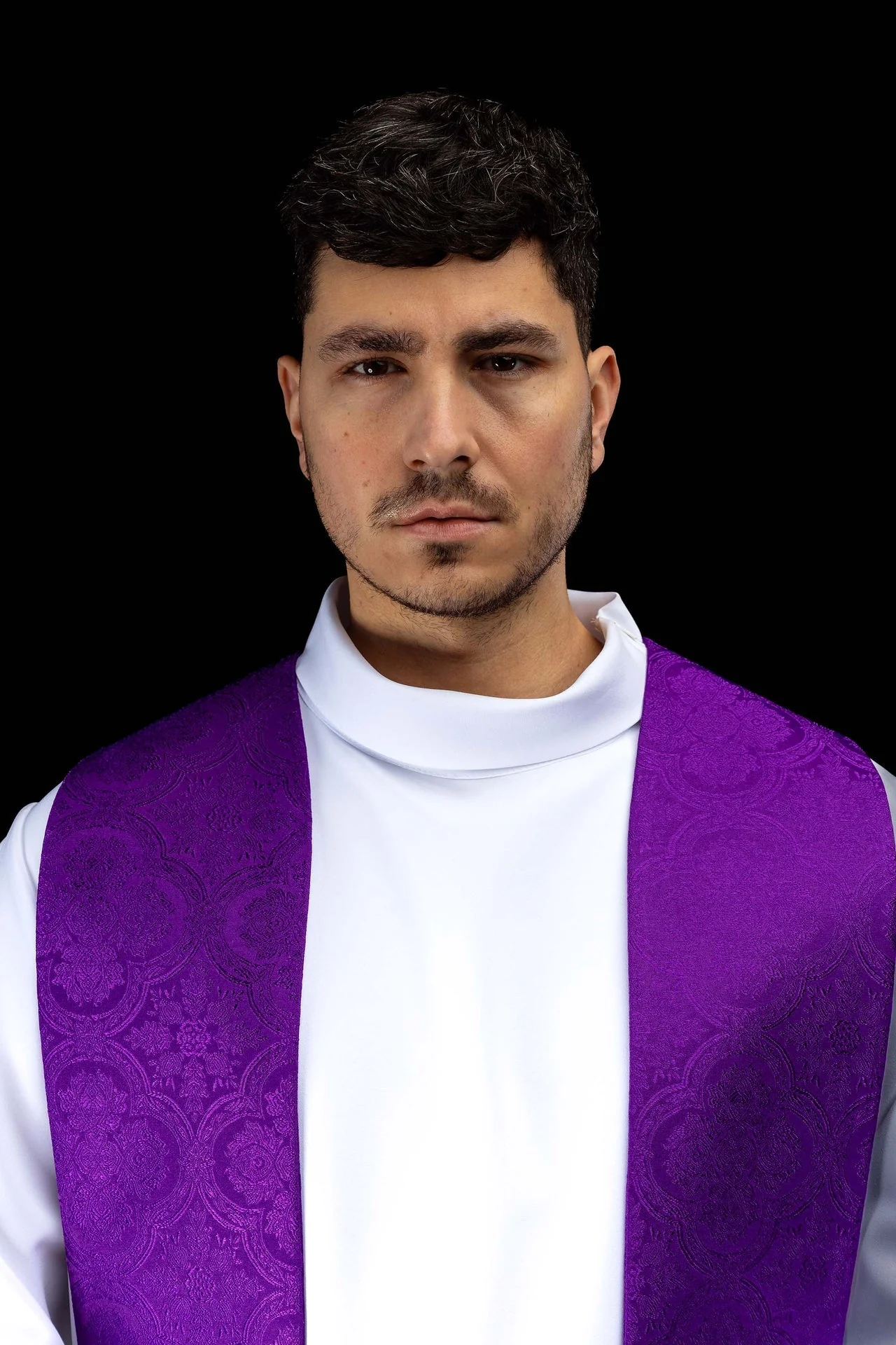 Purple jacquard stole embroidered with a cross motif - Image 3