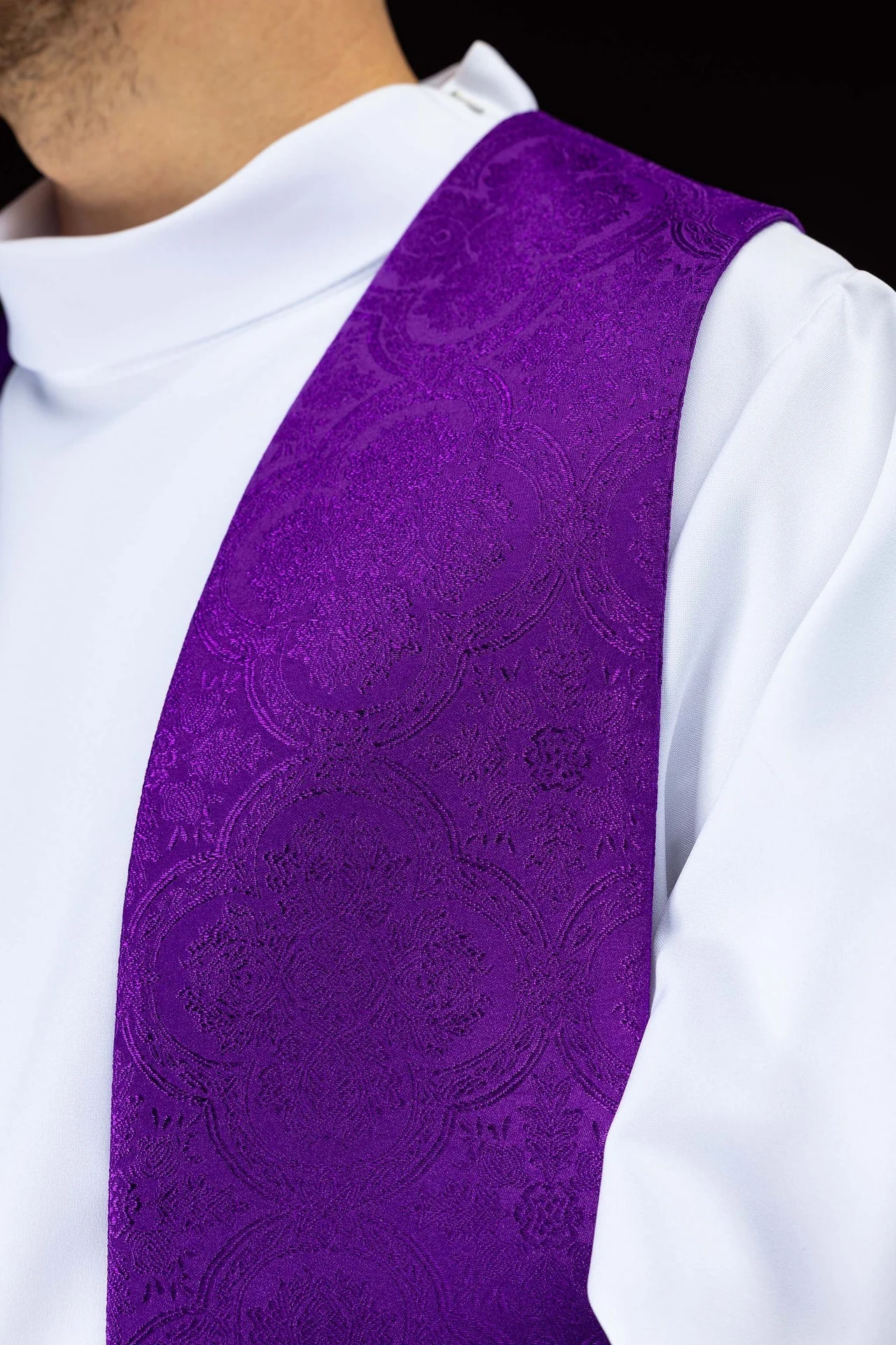 Purple jacquard stole embroidered with a cross motif - Image 4