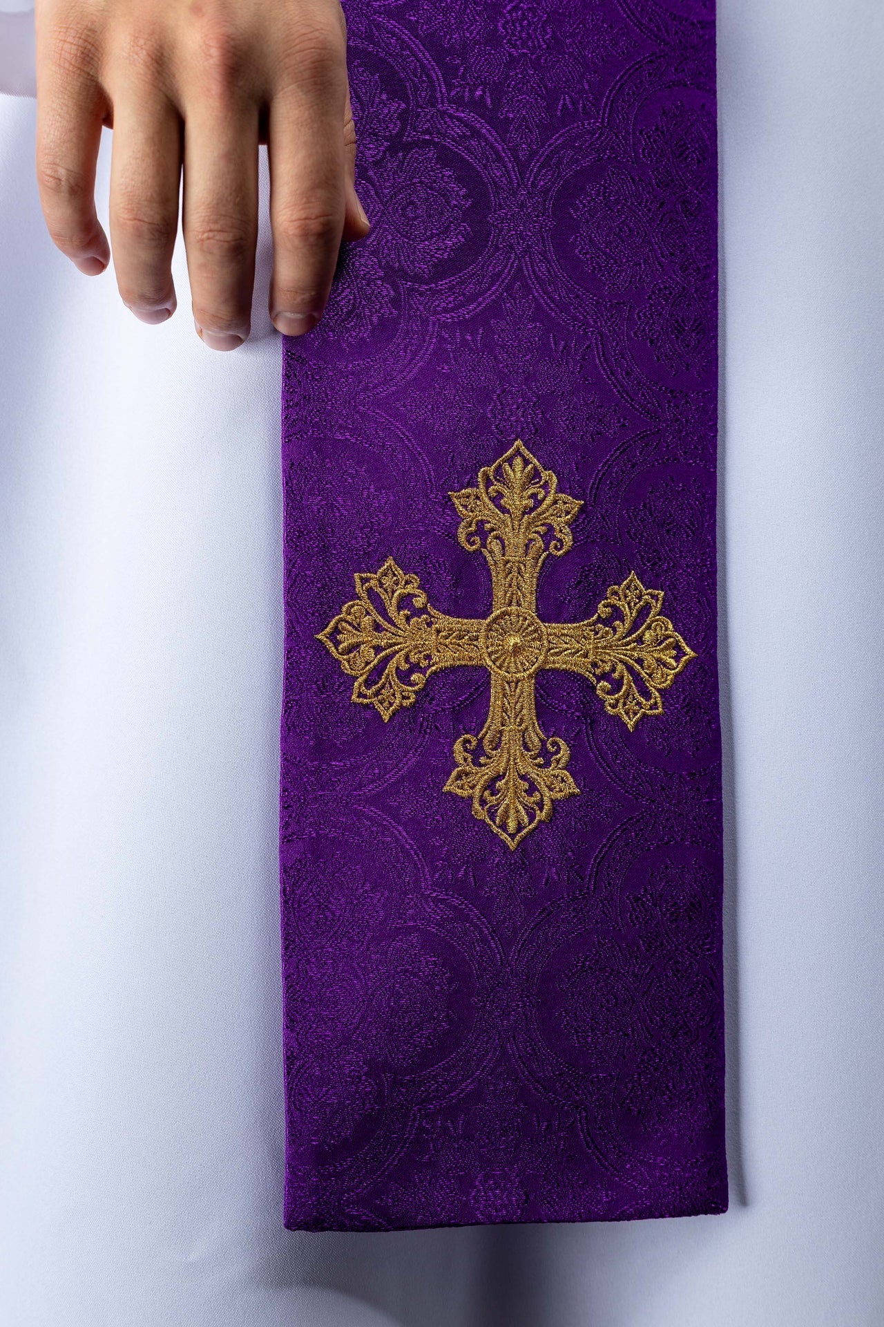 Purple jacquard stole embroidered with a cross motif - Image 5