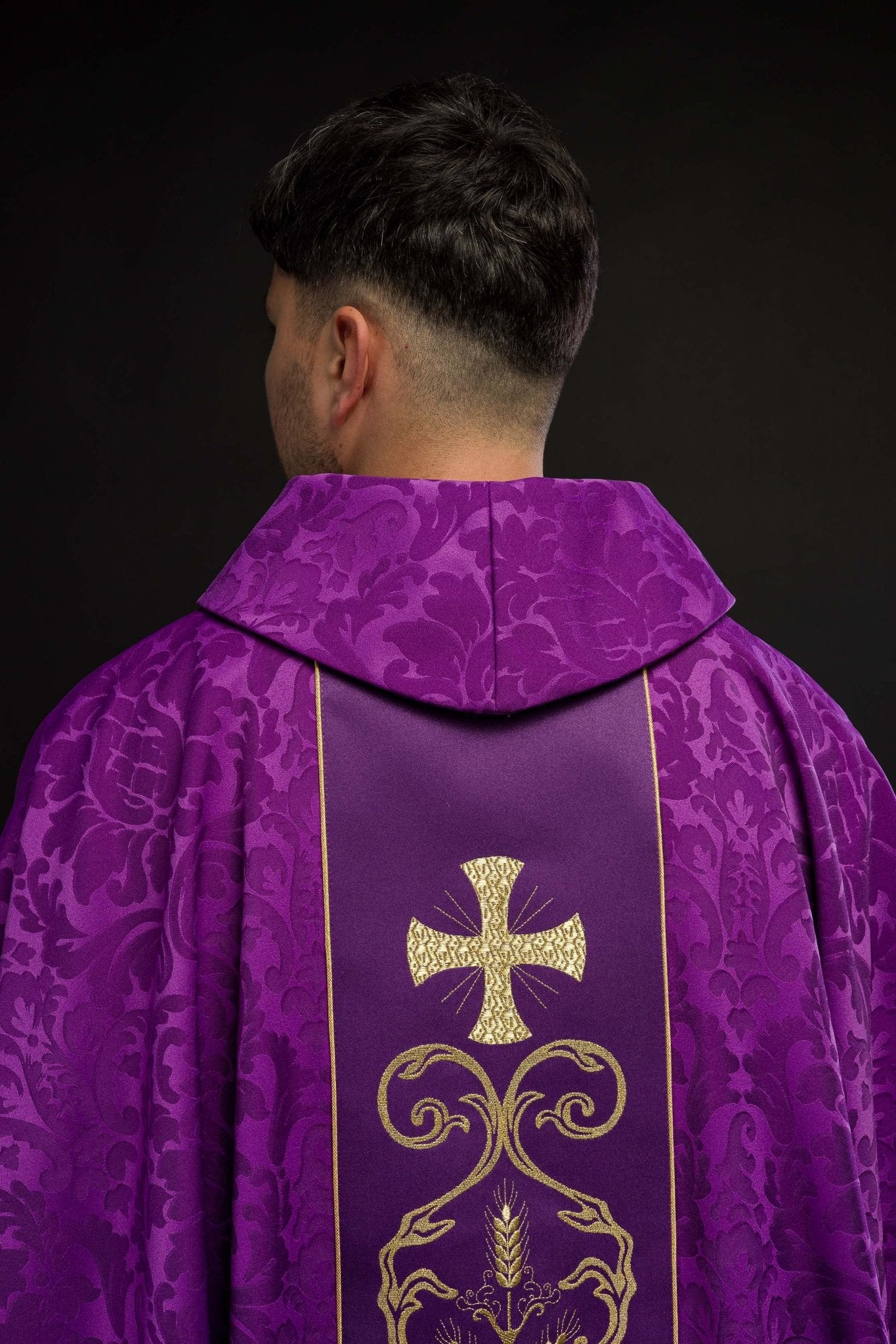 Purple liturgical chasuble decorated with an embroidered belt - Image 6