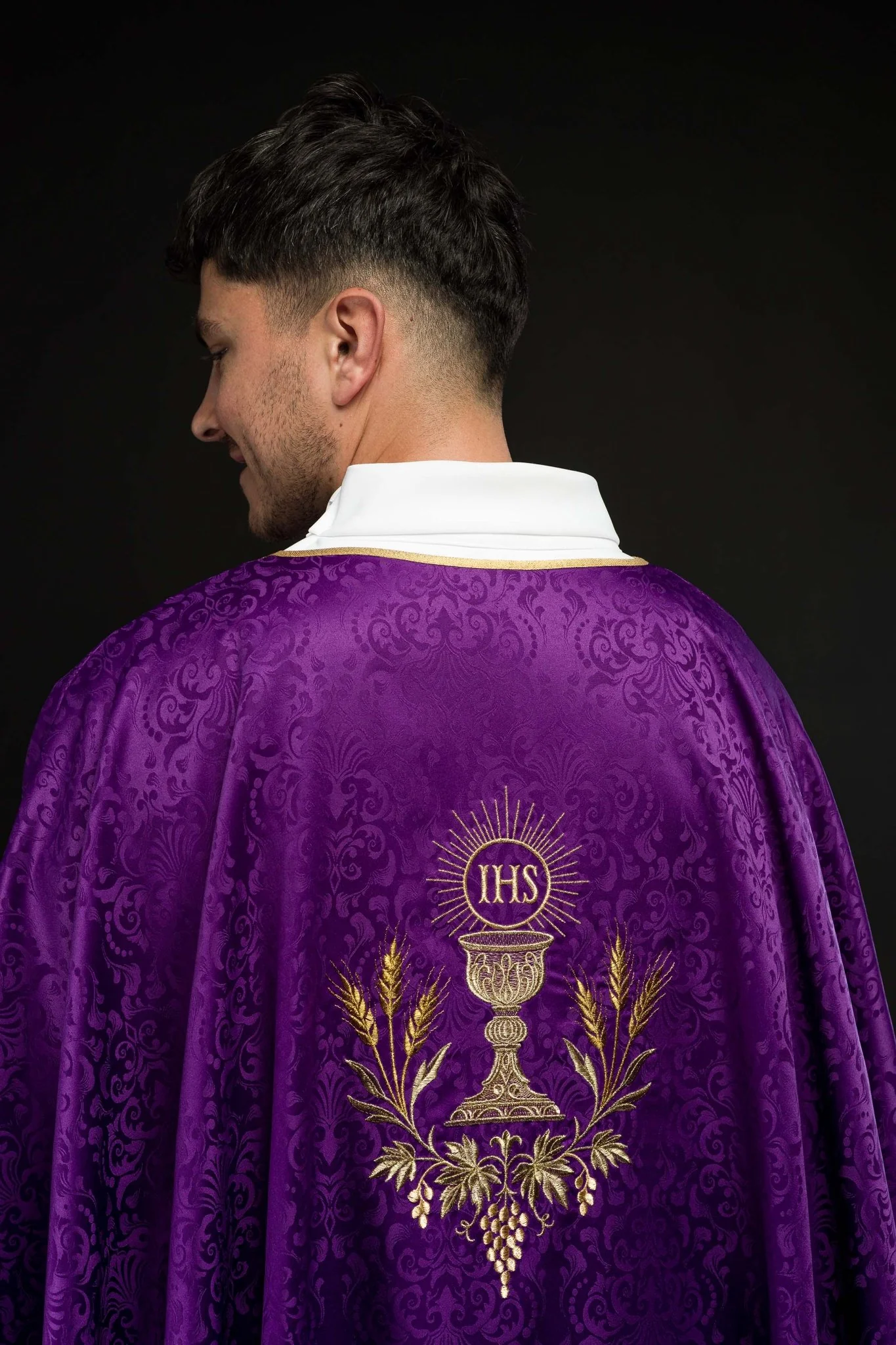 Purple liturgical chasuble with embroidered chalice and host on jacquard fabric - Image 7