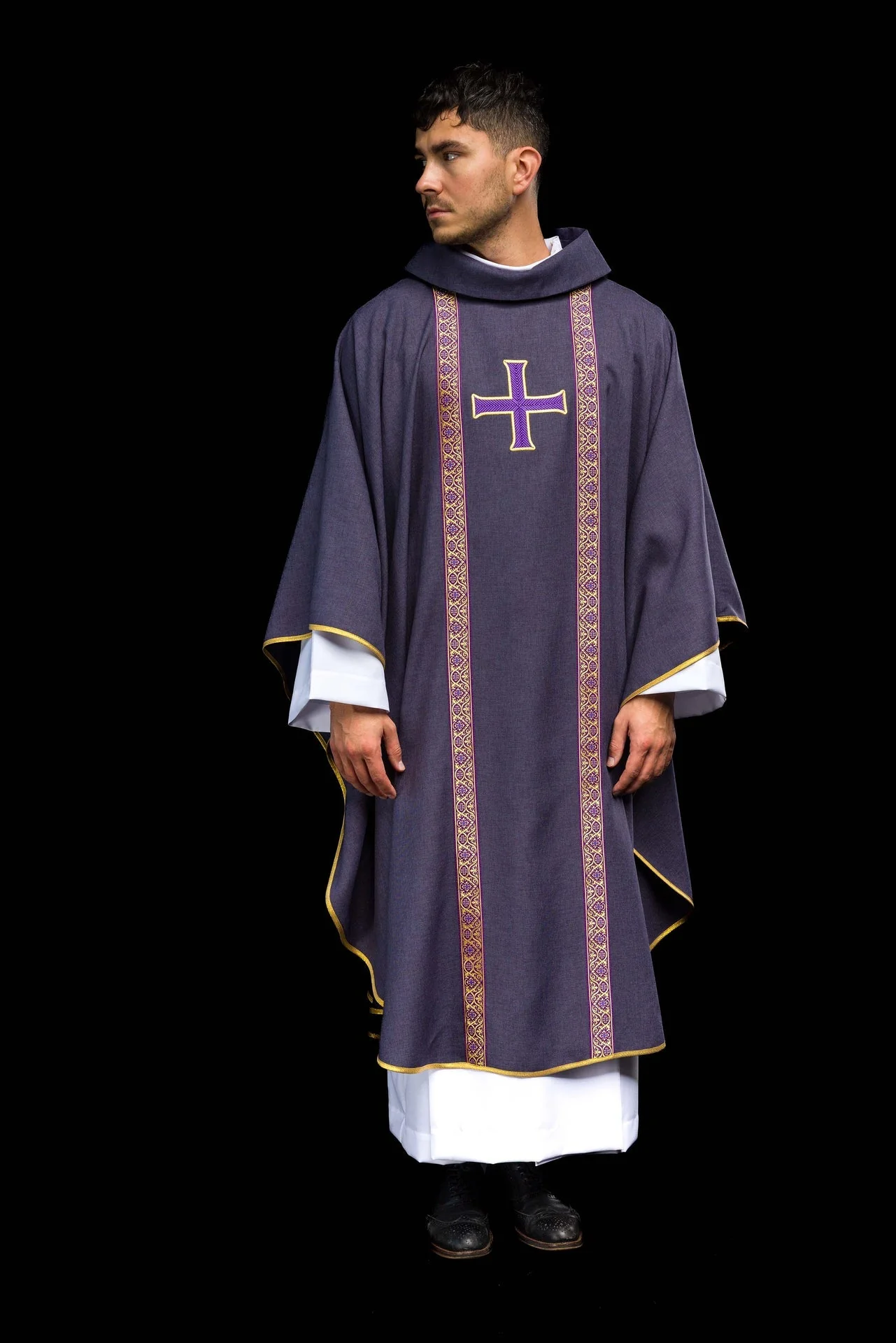 Purple liturgical chasuble with embroidered cross and jacquard bands - Image 2