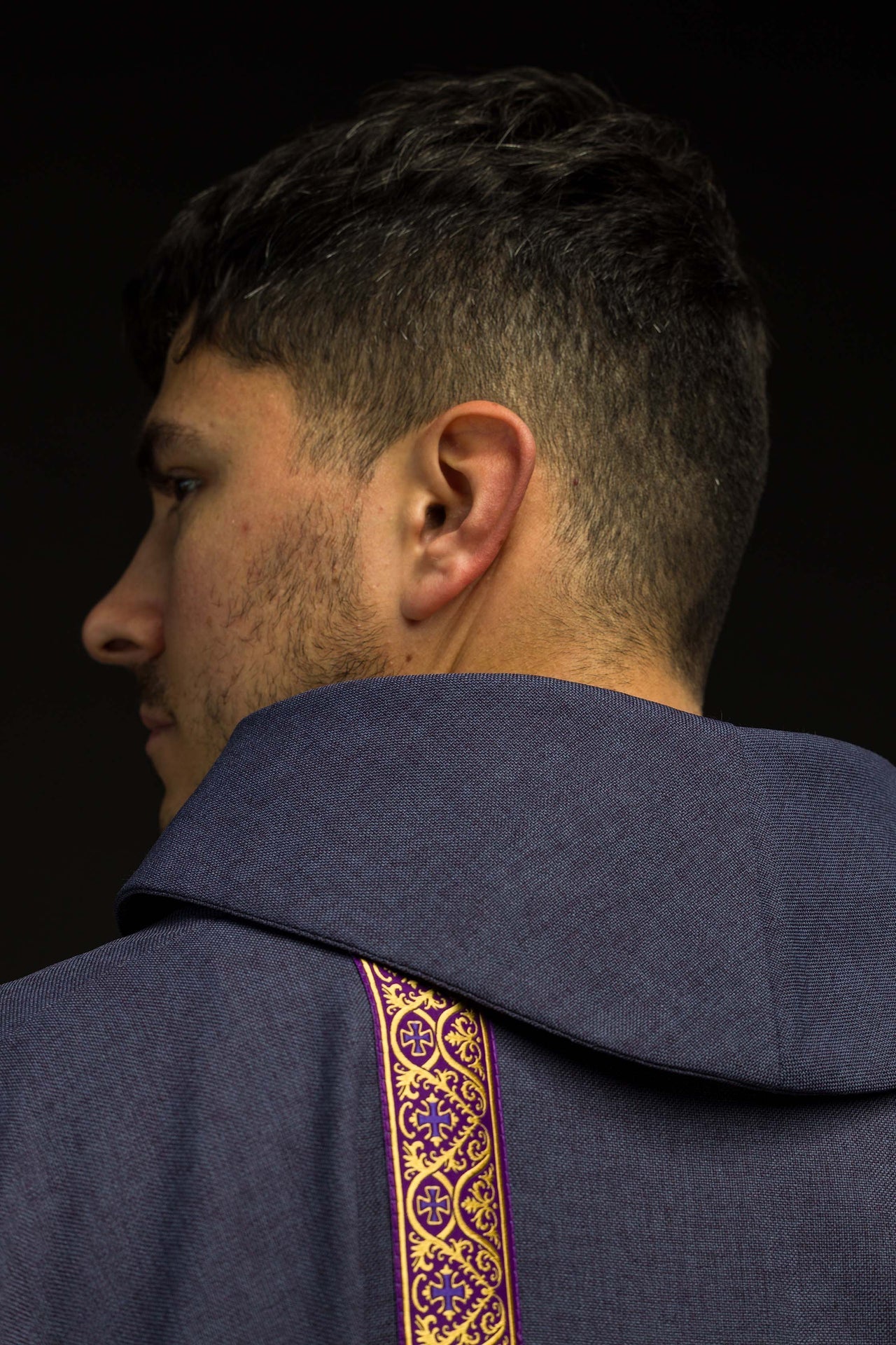 Purple liturgical chasuble with embroidered cross and jacquard bands - Image 5