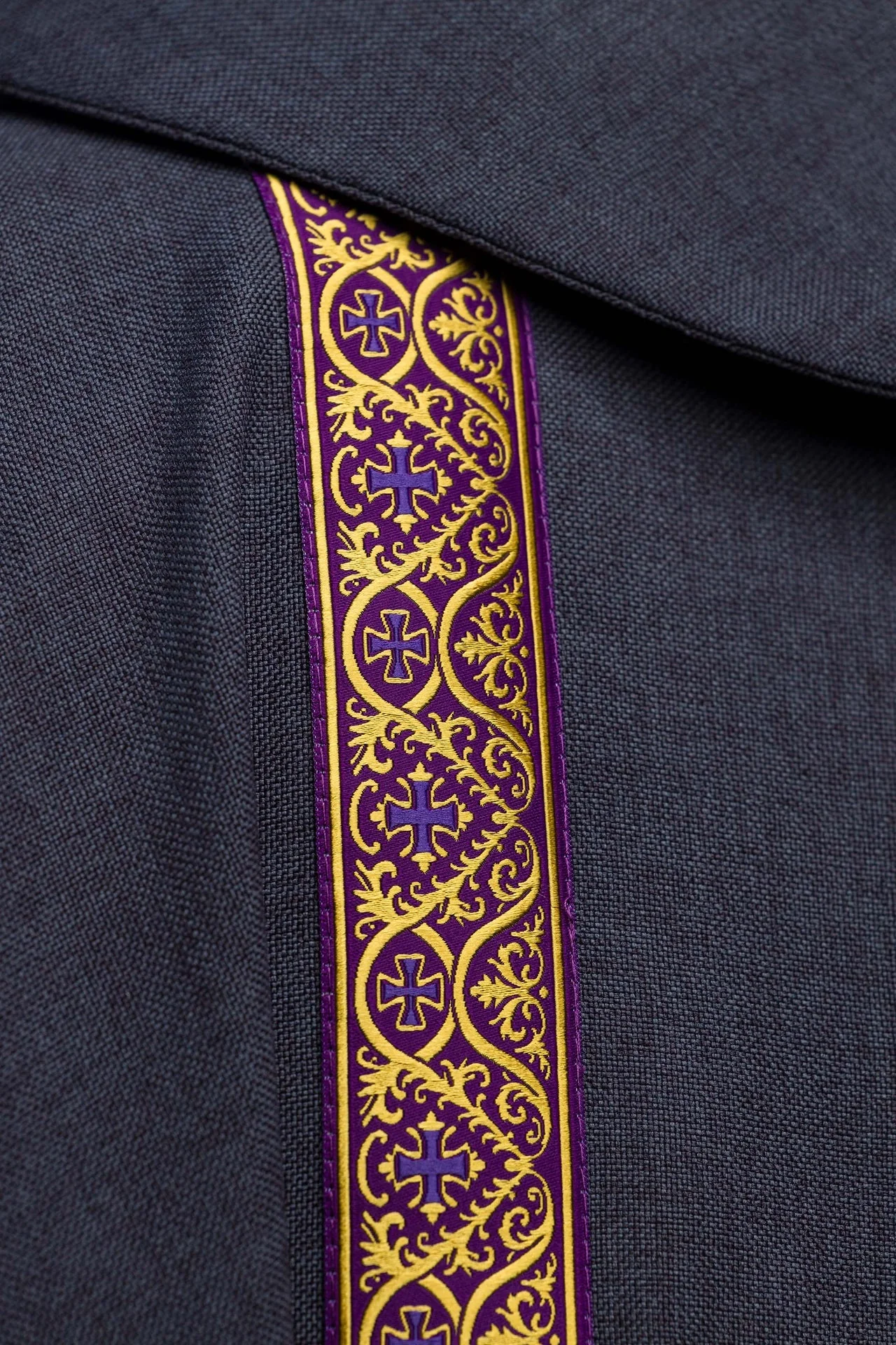 Purple liturgical chasuble with embroidered cross and jacquard bands - Image 6