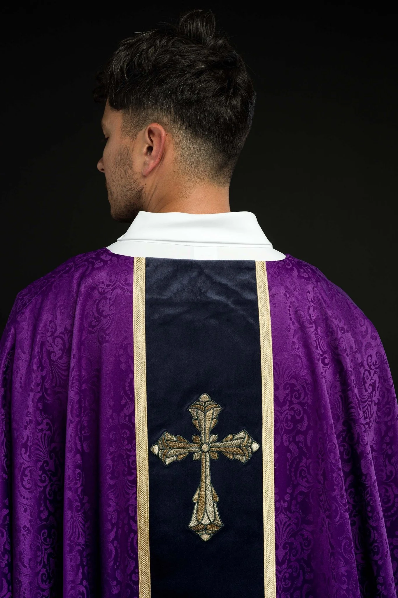 Purple liturgical chasuble with stole and cross embroidery on jacquard fabric - Image 7