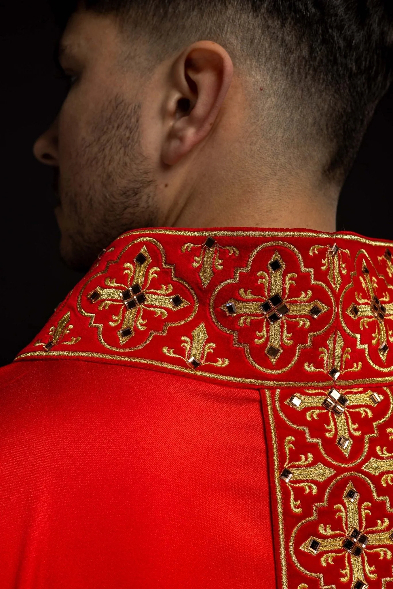 Red chasuble adorned with stones and a narrow band - Image 8