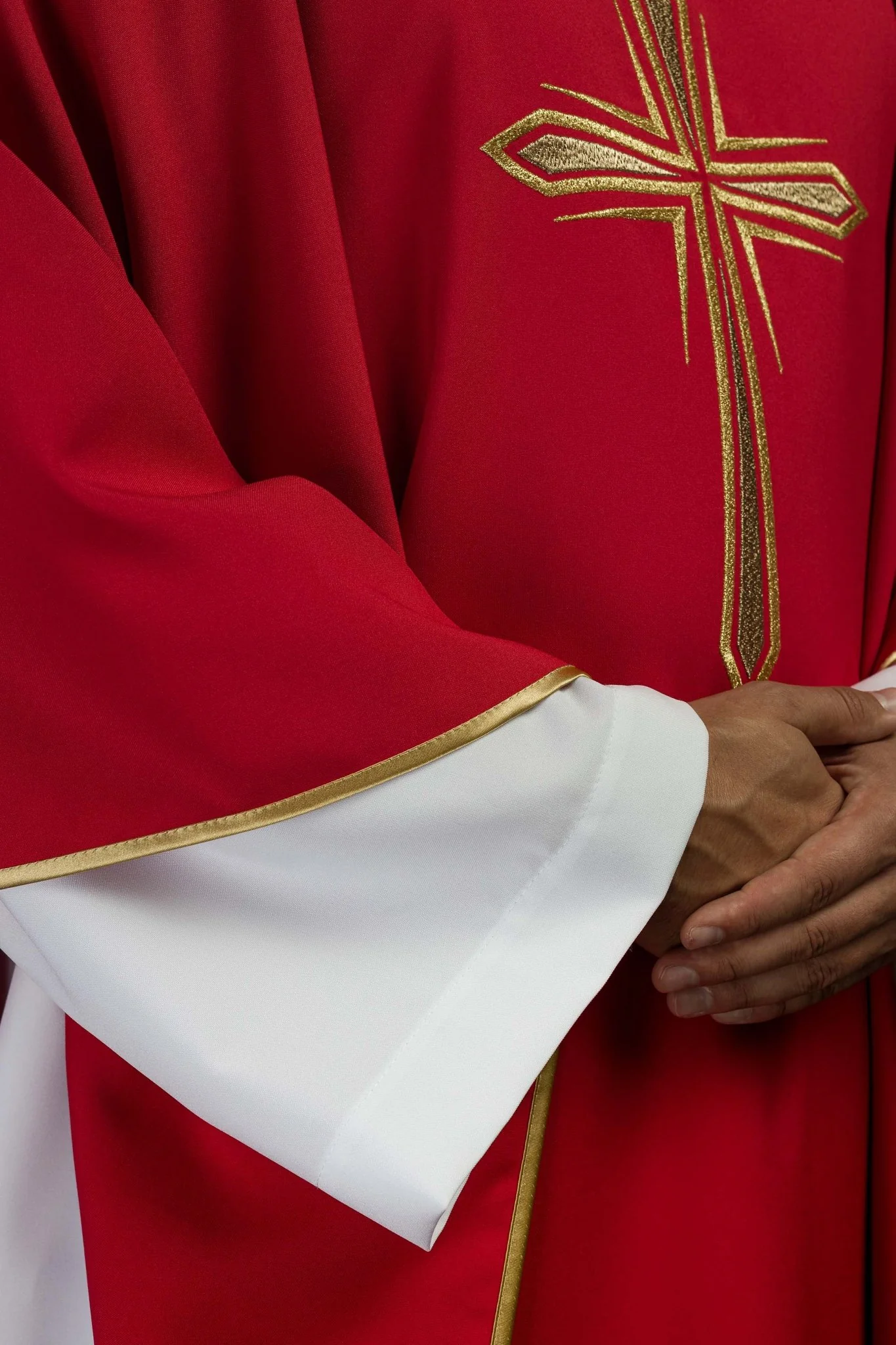Red chasuble embroidered with cross pattern - Image 4