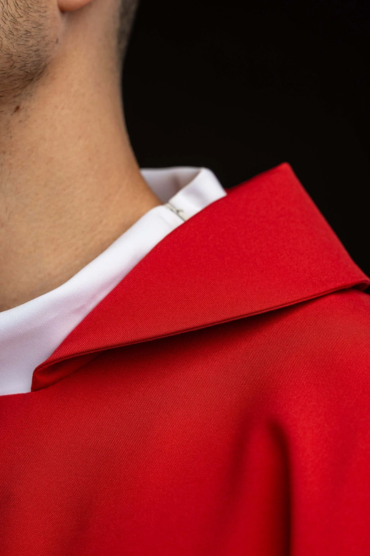 Red chasuble embroidered with the JHS symbol and a wide collar - Image 6