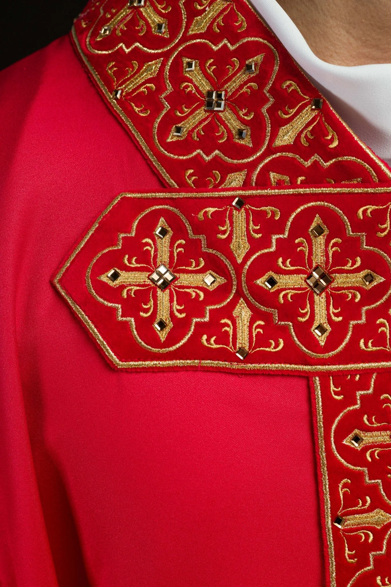 Red chasuble finished with 500 red faceted stones - Image 4