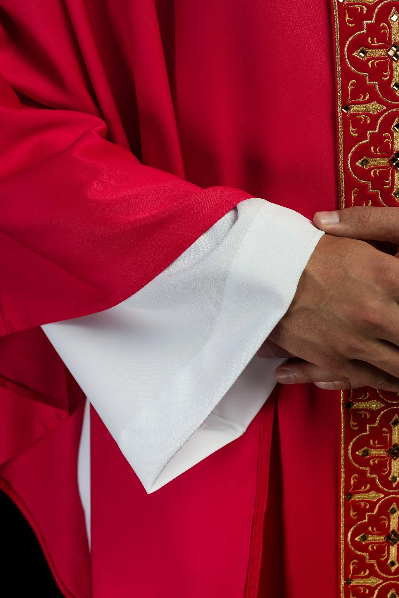 Red chasuble finished with 500 red faceted stones - Image 6