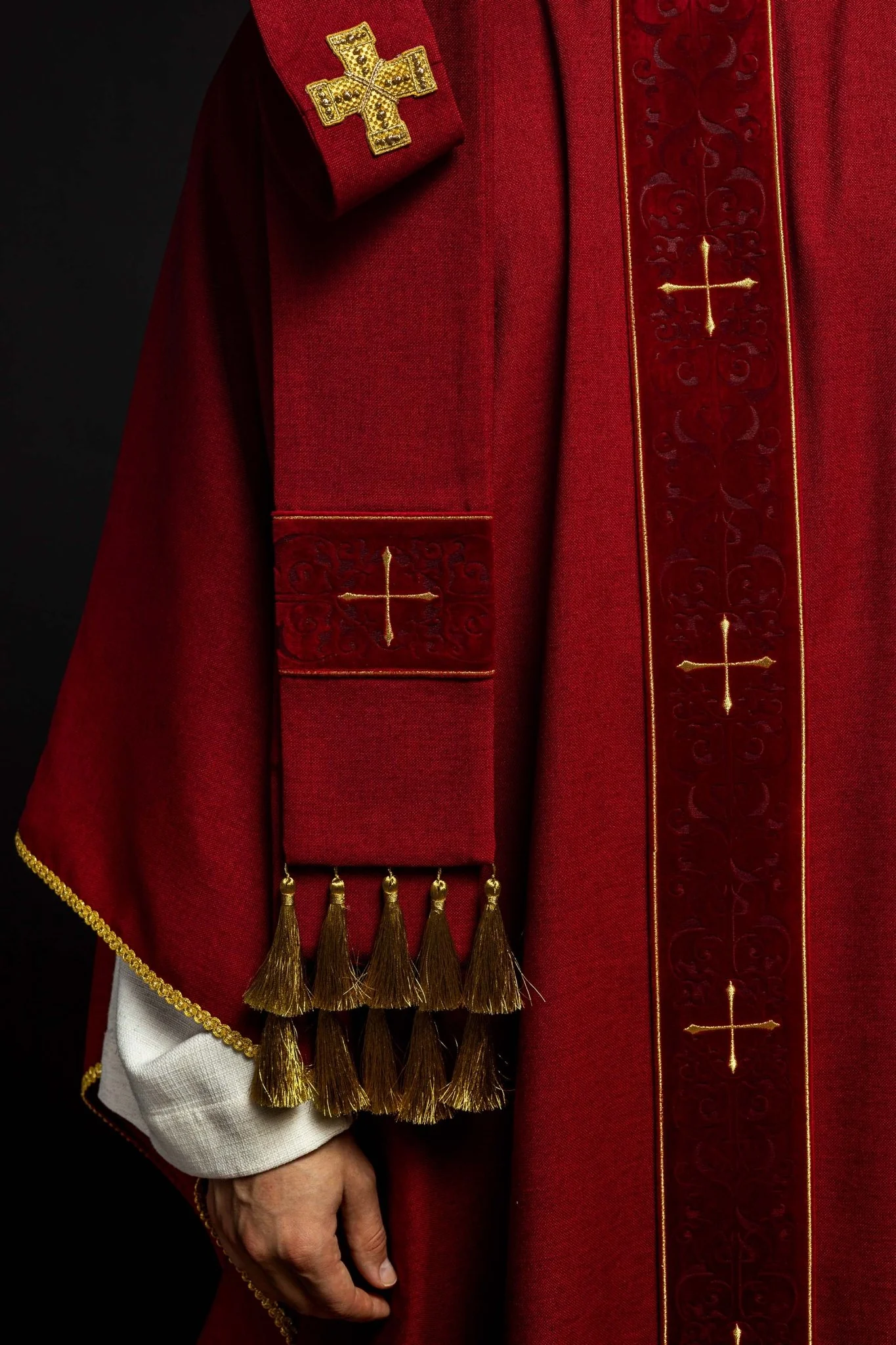 Red chasuble with an embroidered band of crosses - Image 5