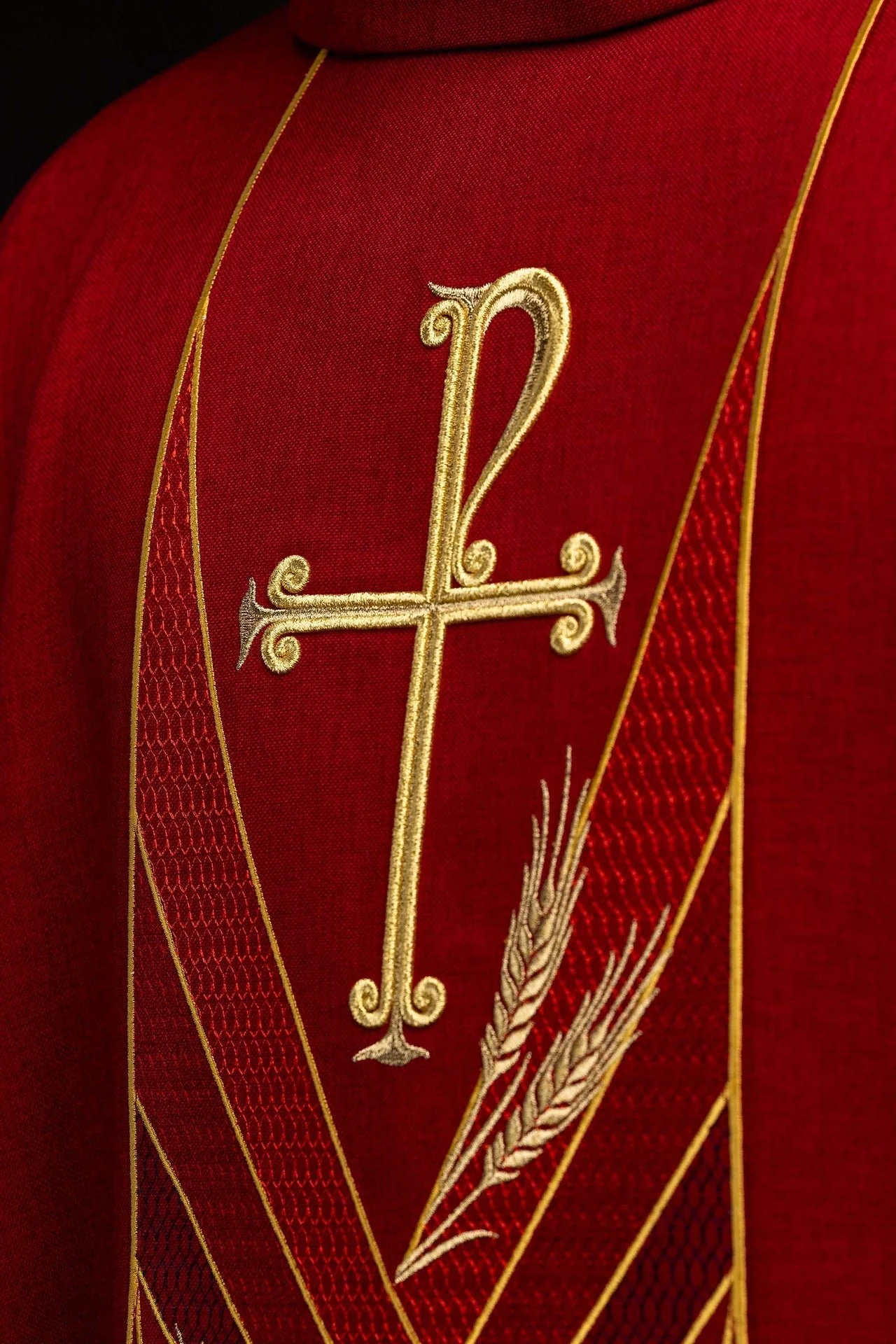 Red chasuble with an embroidered Pax band - Image 3