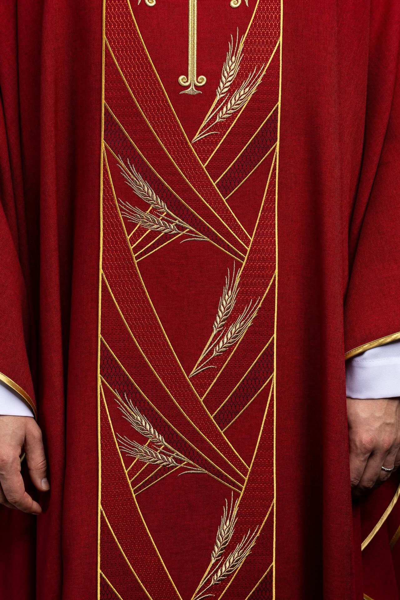 Red chasuble with an embroidered Pax band - Image 4