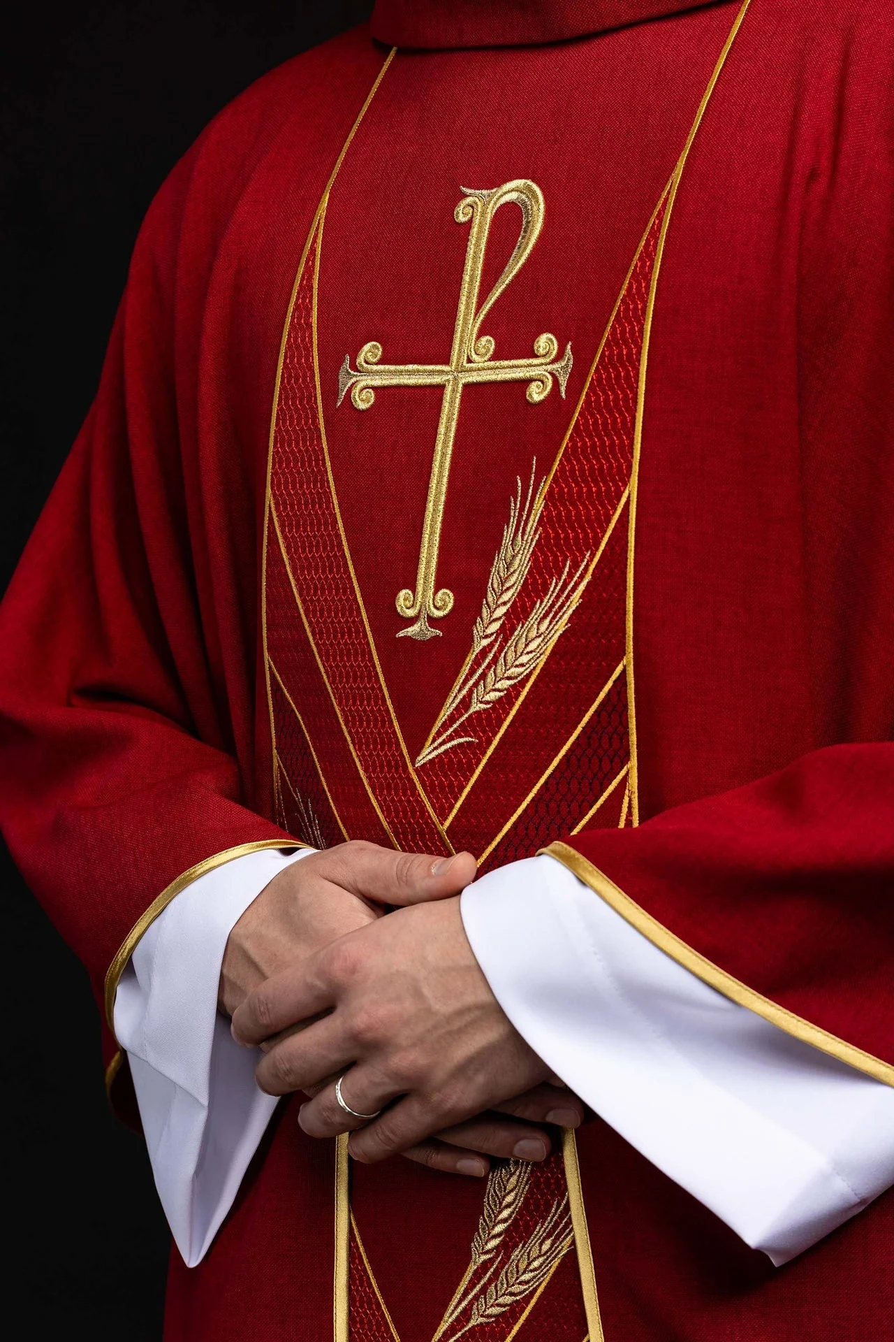 Red chasuble with an embroidered Pax band - Image 5