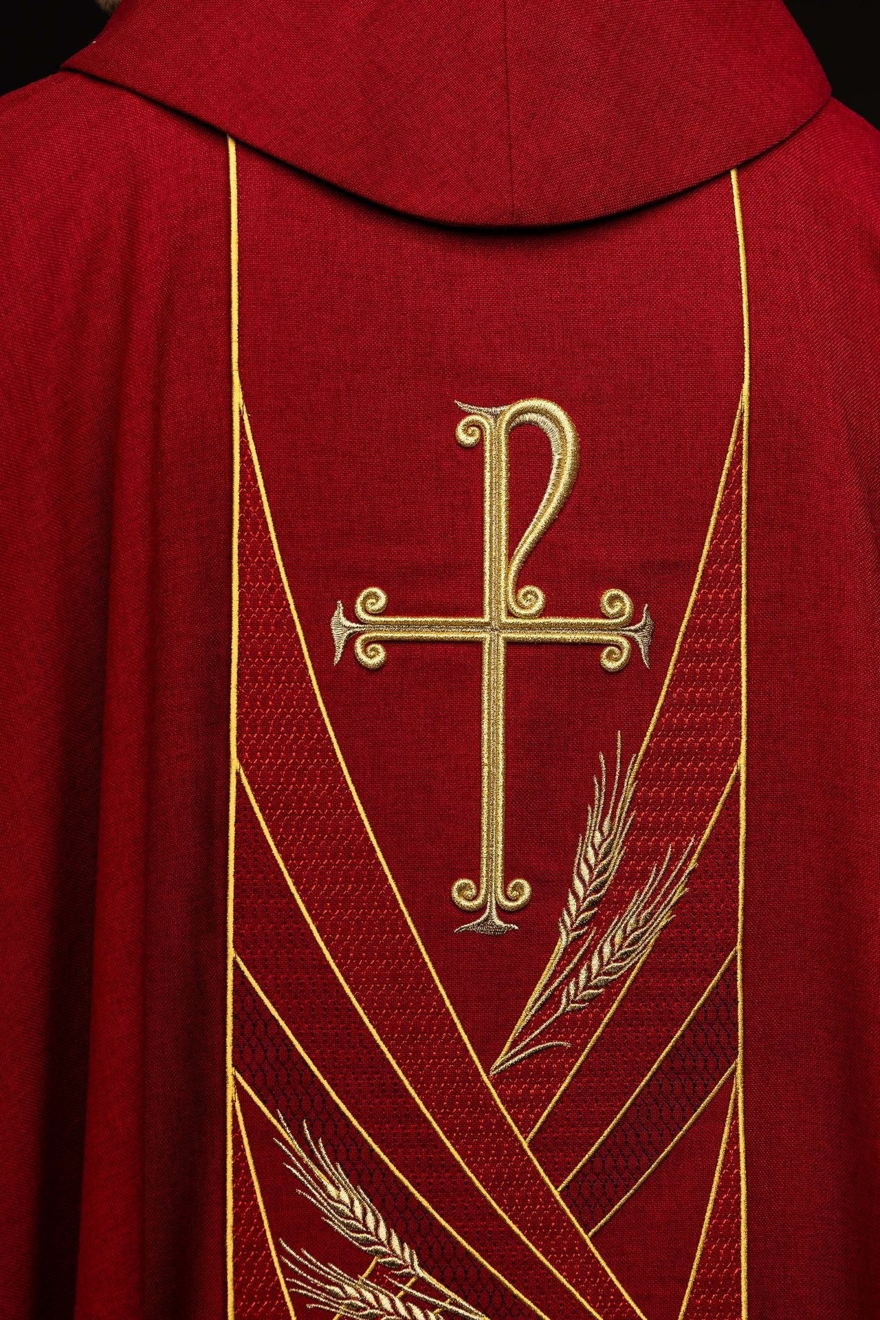 Red chasuble with an embroidered Pax band - Image 7