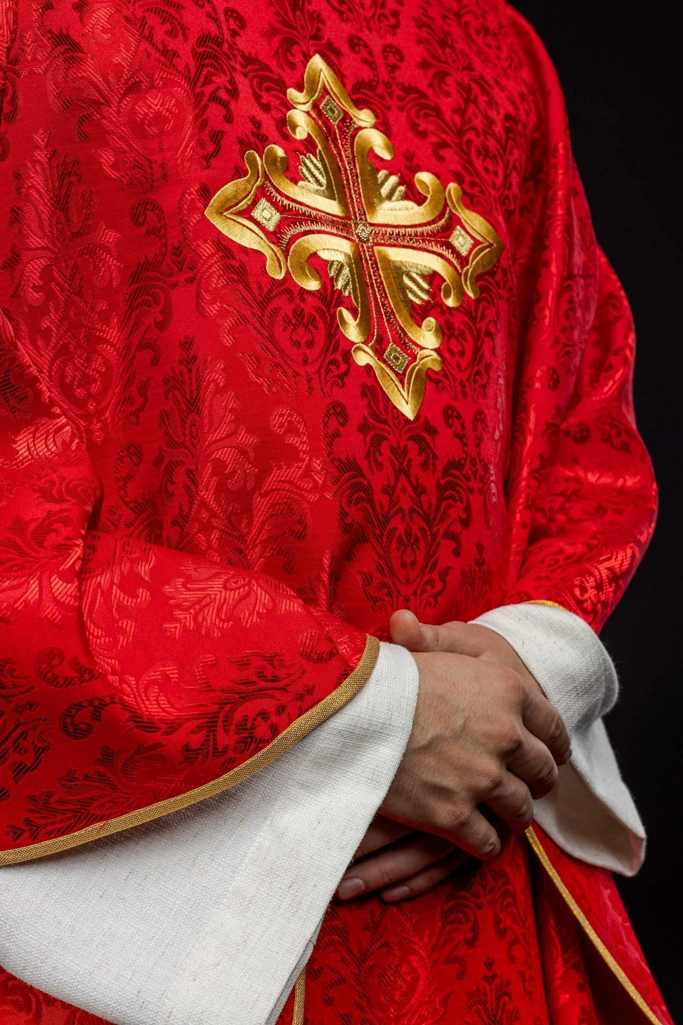 Red chasuble with cross made of patterned fabric - Image 4