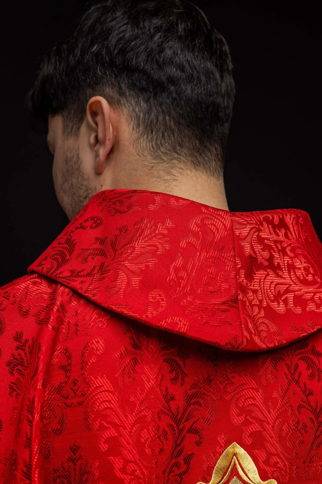 Red chasuble with cross made of patterned fabric - Image 6