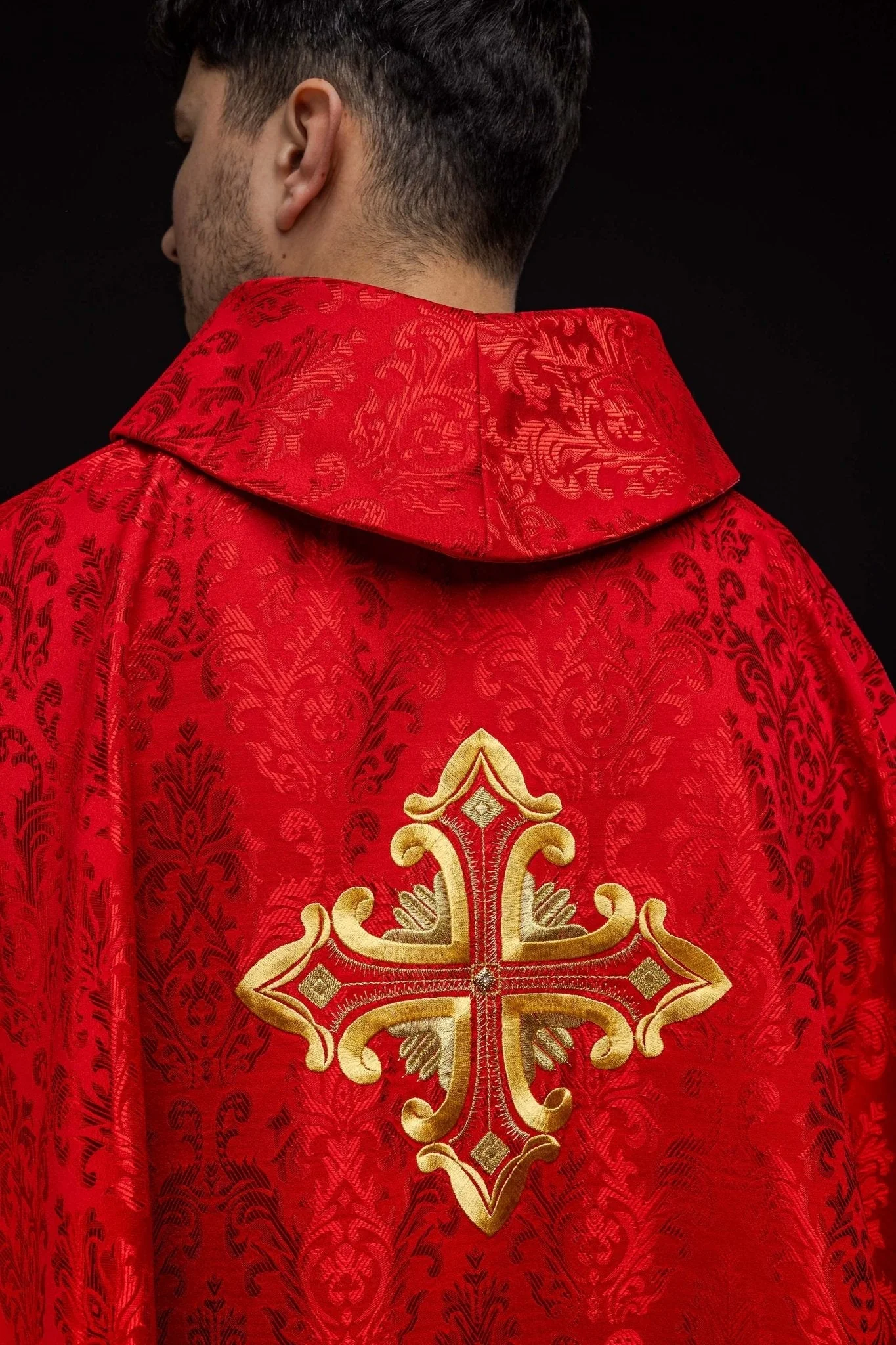 Red chasuble with cross made of patterned fabric - Image 7