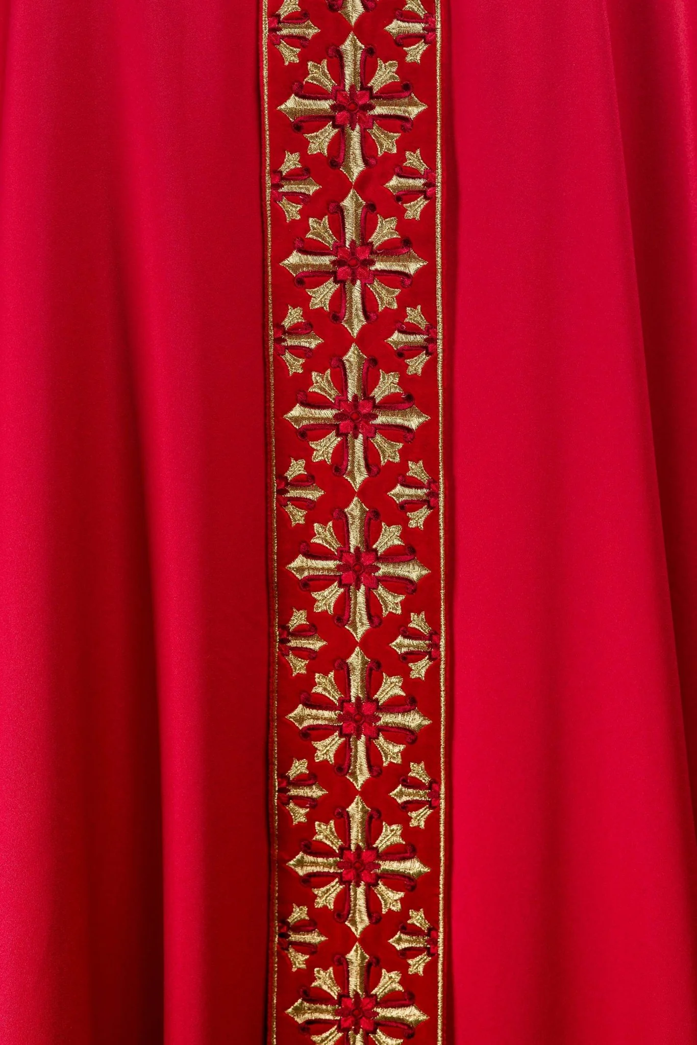 Red chasuble with cross neck and shiny embroidery - Image 4