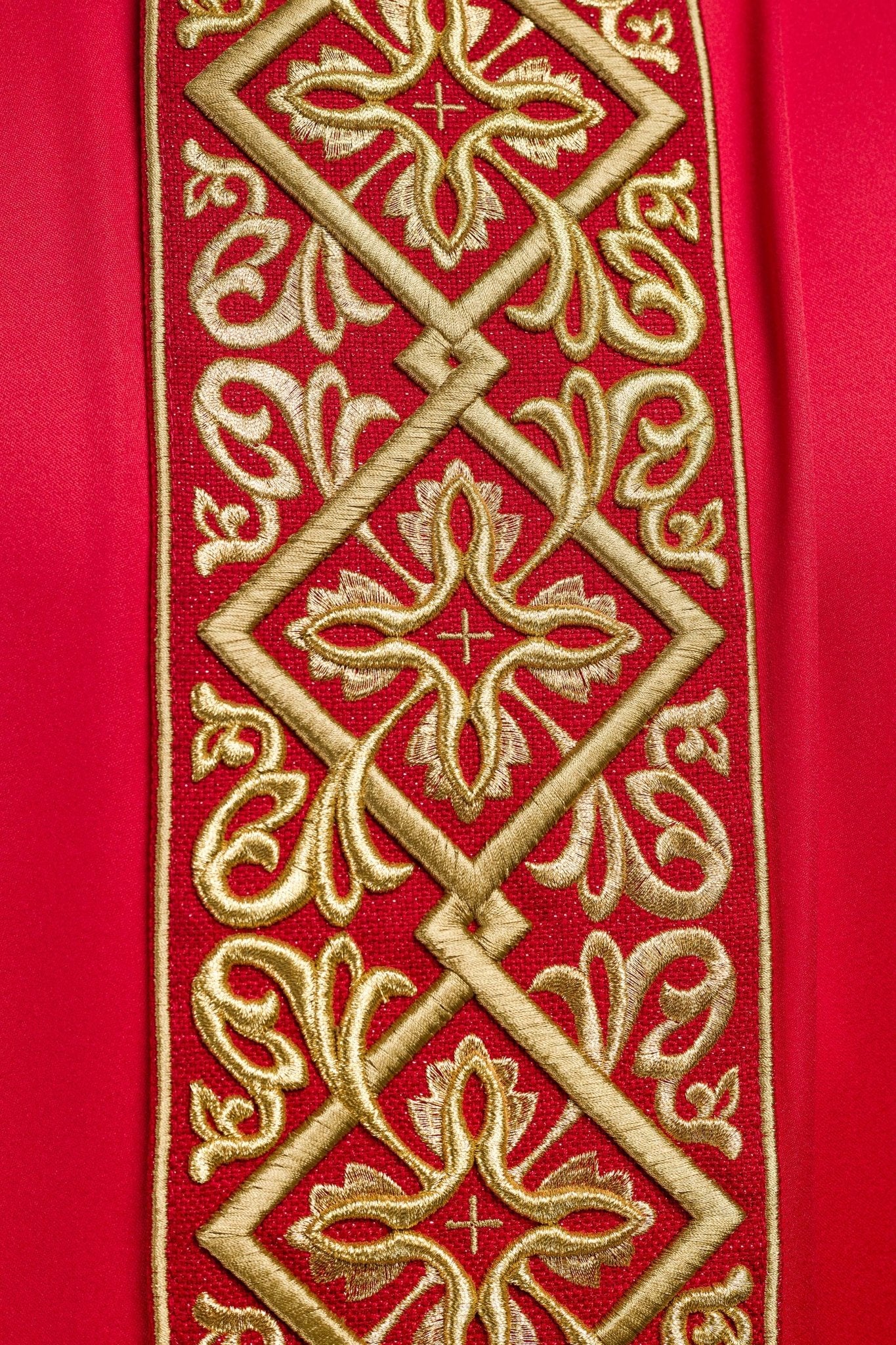 Red chasuble with embroidered collar - Image 4