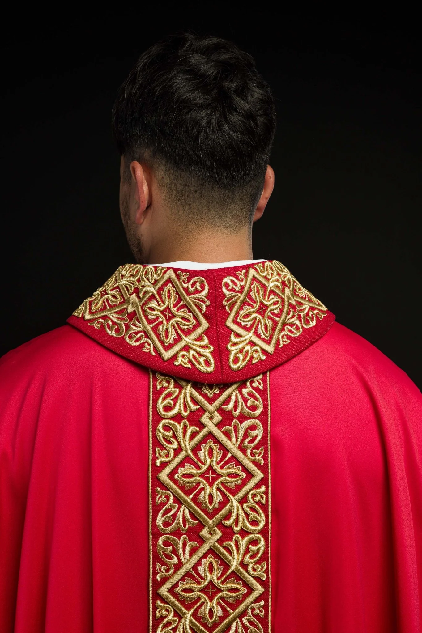 Red chasuble with embroidered collar - Image 7