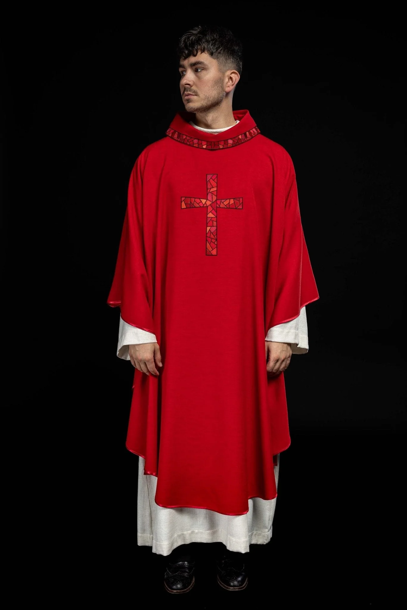 Red chasuble with embroidered mosaic cross - Image 2