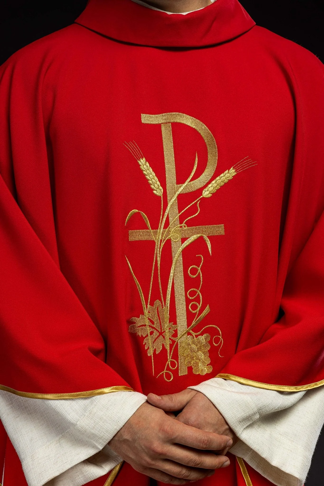 Red chasuble with golden cross embroidery - Image 3