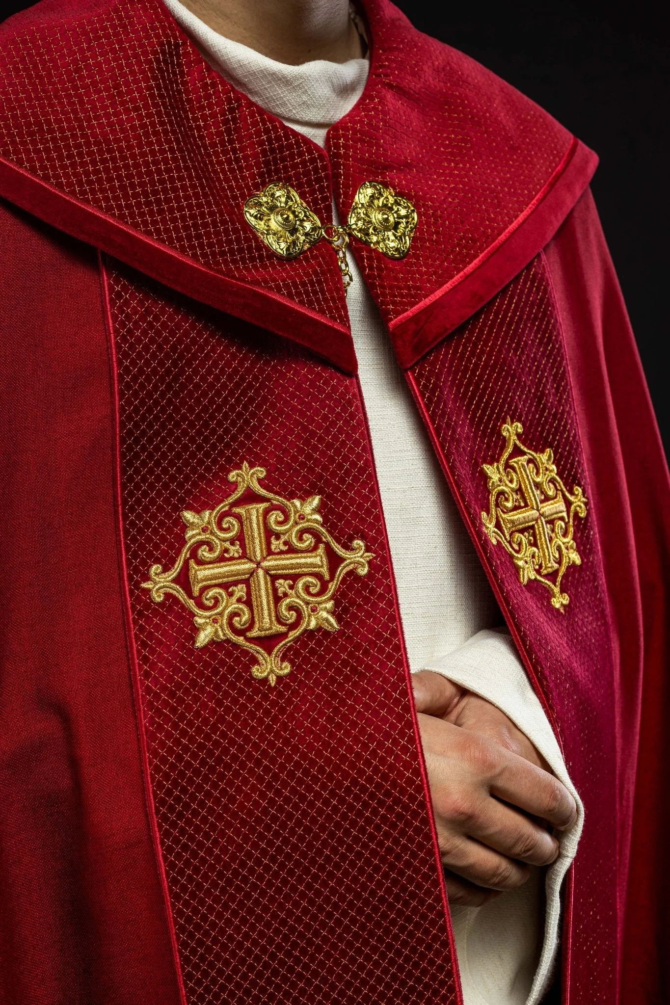 Red cope with a velvet sash and cross embroidery - Image 3