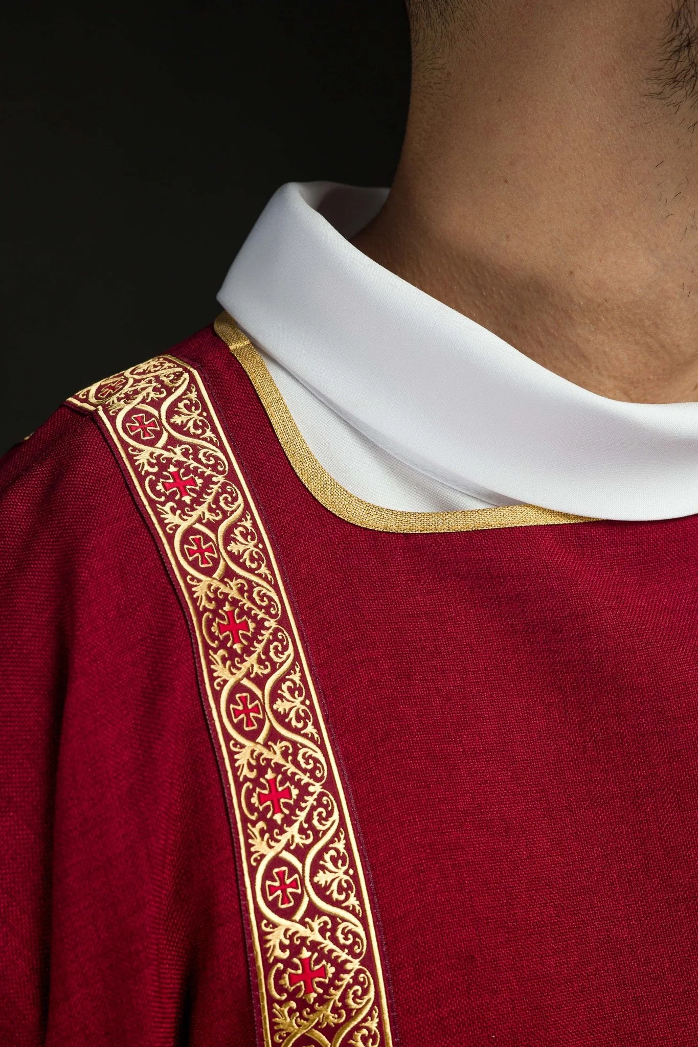 Red dalmatic decorated with gold jacquard ribbons - Image 3