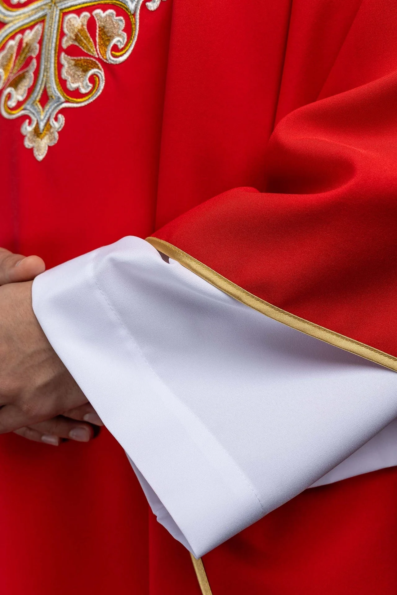Red embroidered chasuble with an ornate cross and a wide collar - Image 4