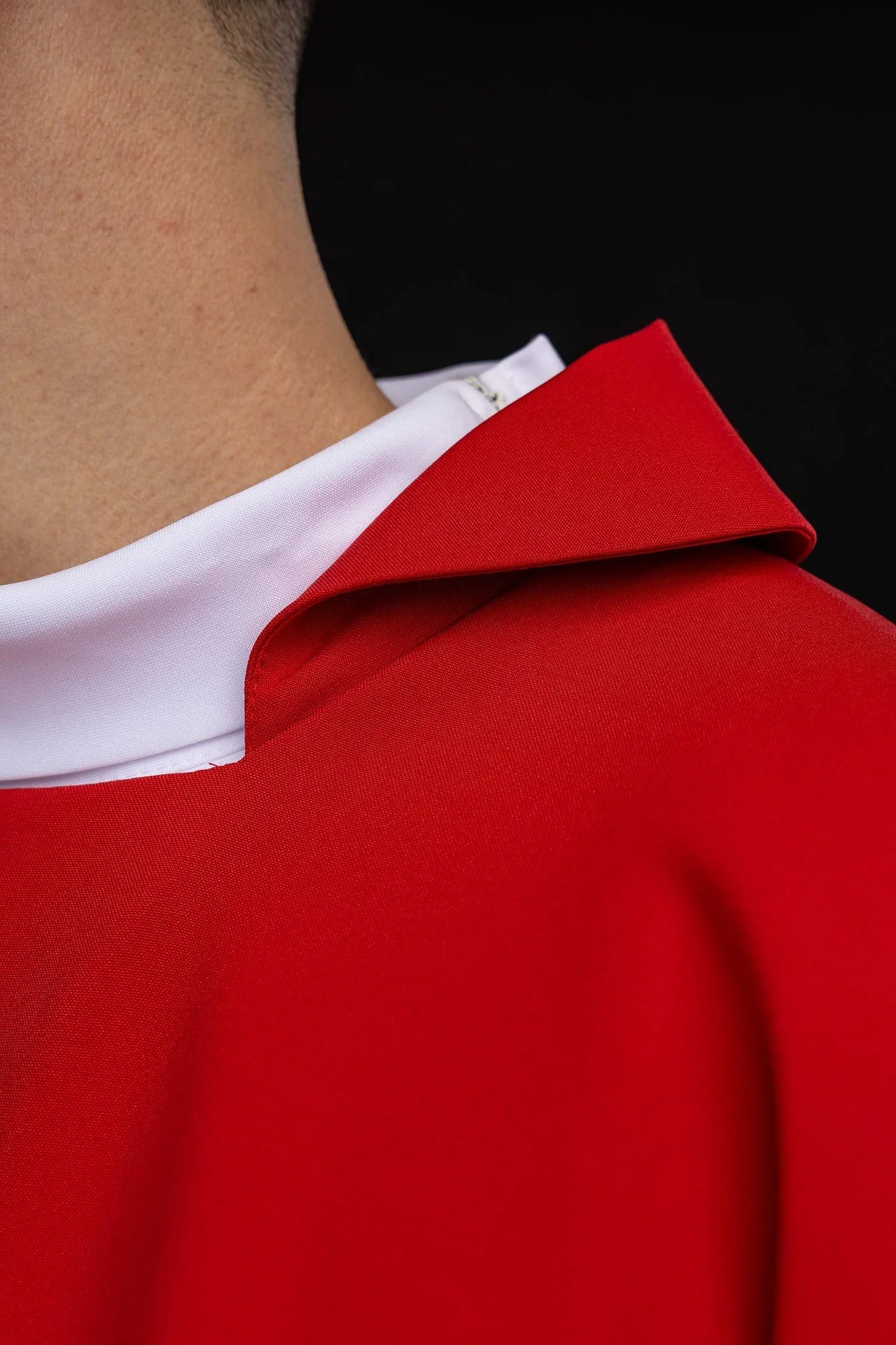 Red embroidered chasuble with an ornate cross and a wide collar - Image 5