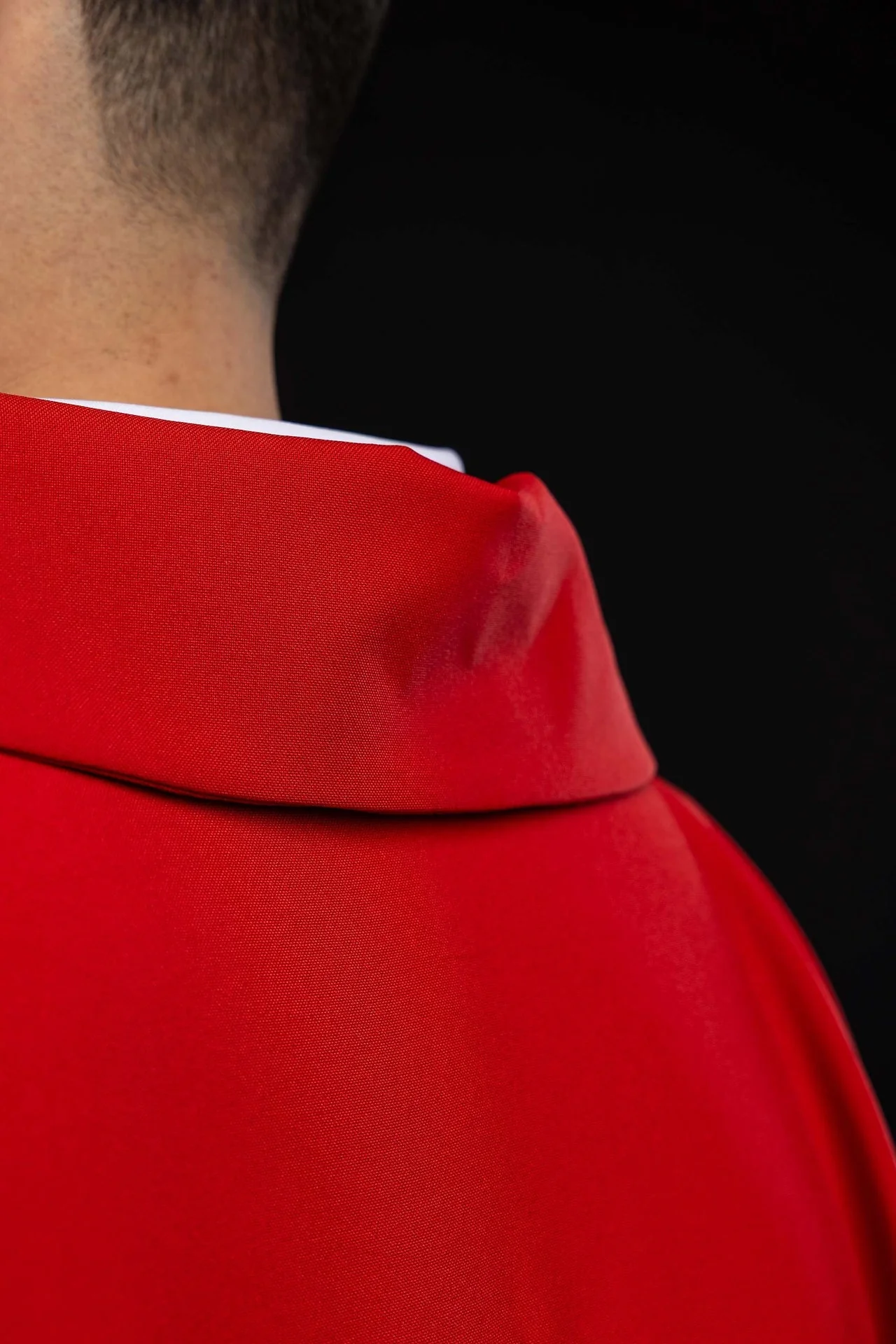 Red embroidered chasuble with an ornate cross and a wide collar - Image 6