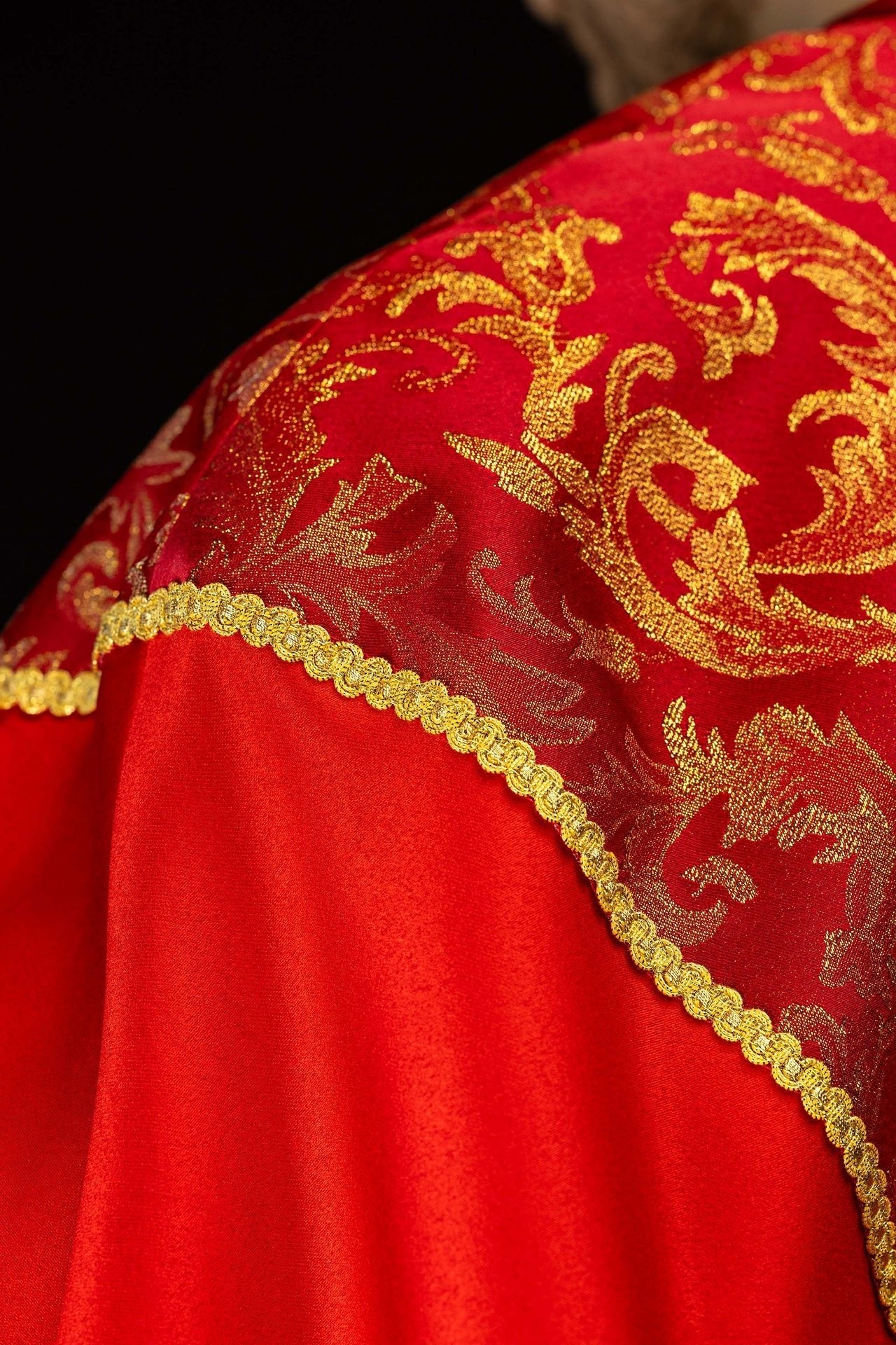 Red embroidered cope decorated with jacquard fabric - Image 6
