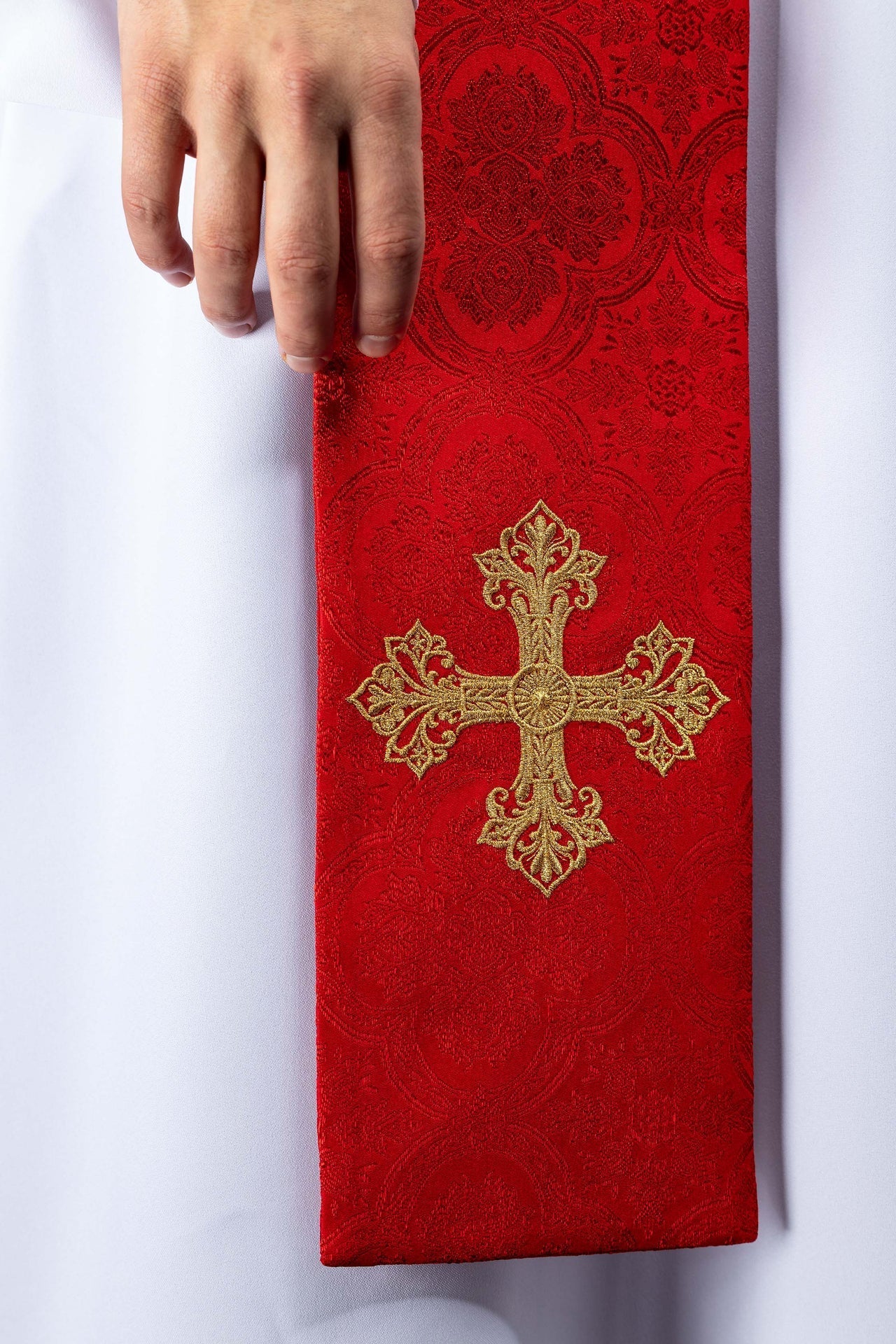 Red jacquard stole embroidered with a cross motif - Image 2