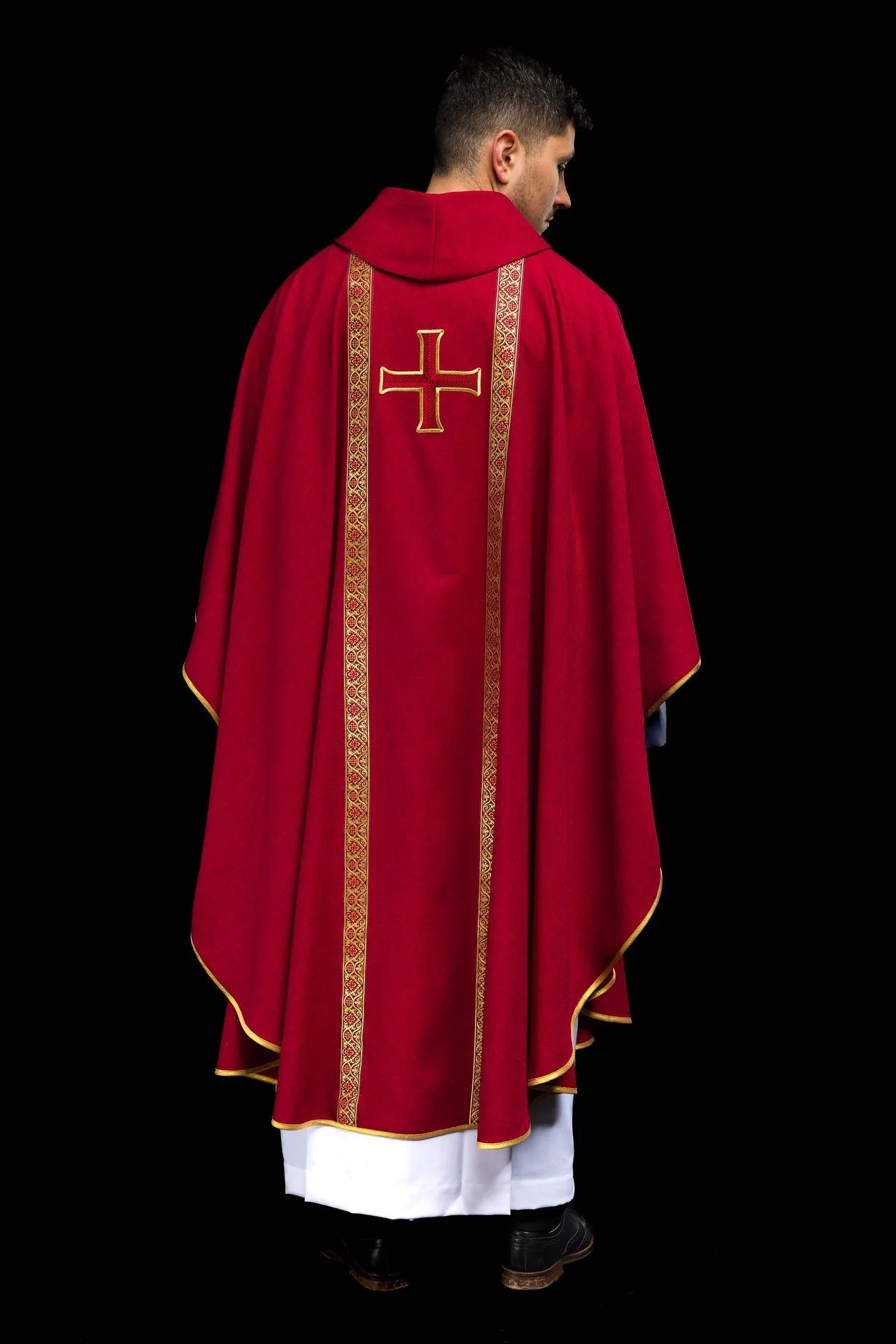 Red liturgical chasuble with embroidered cross and jacquard bands - Image 7