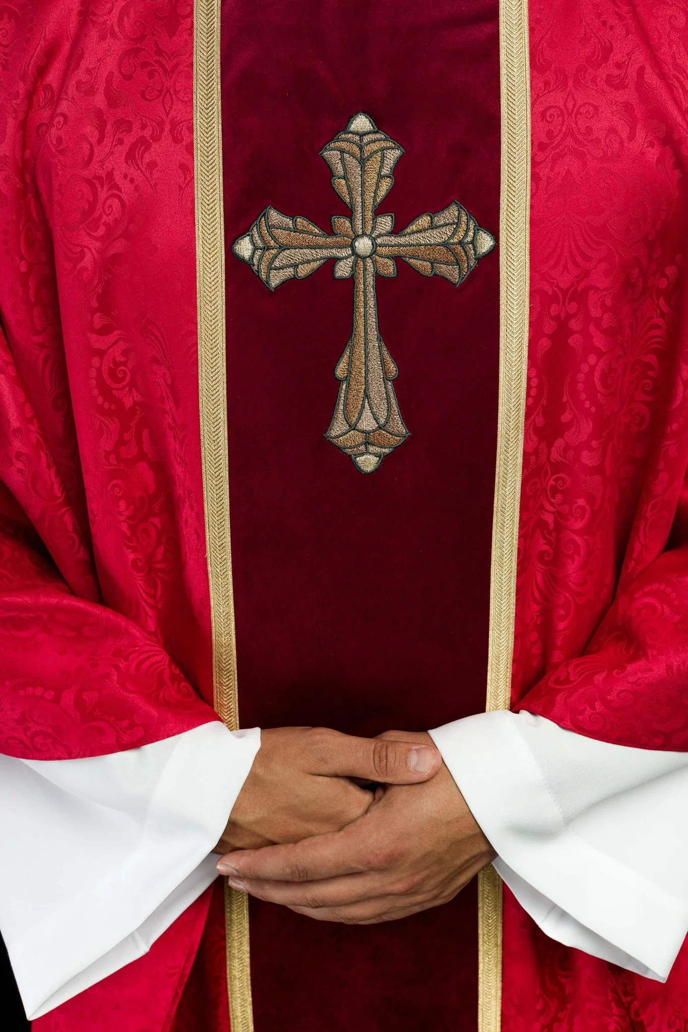 Red liturgical chasuble with stole and cross embroidery on jacquard fabric - Image 3