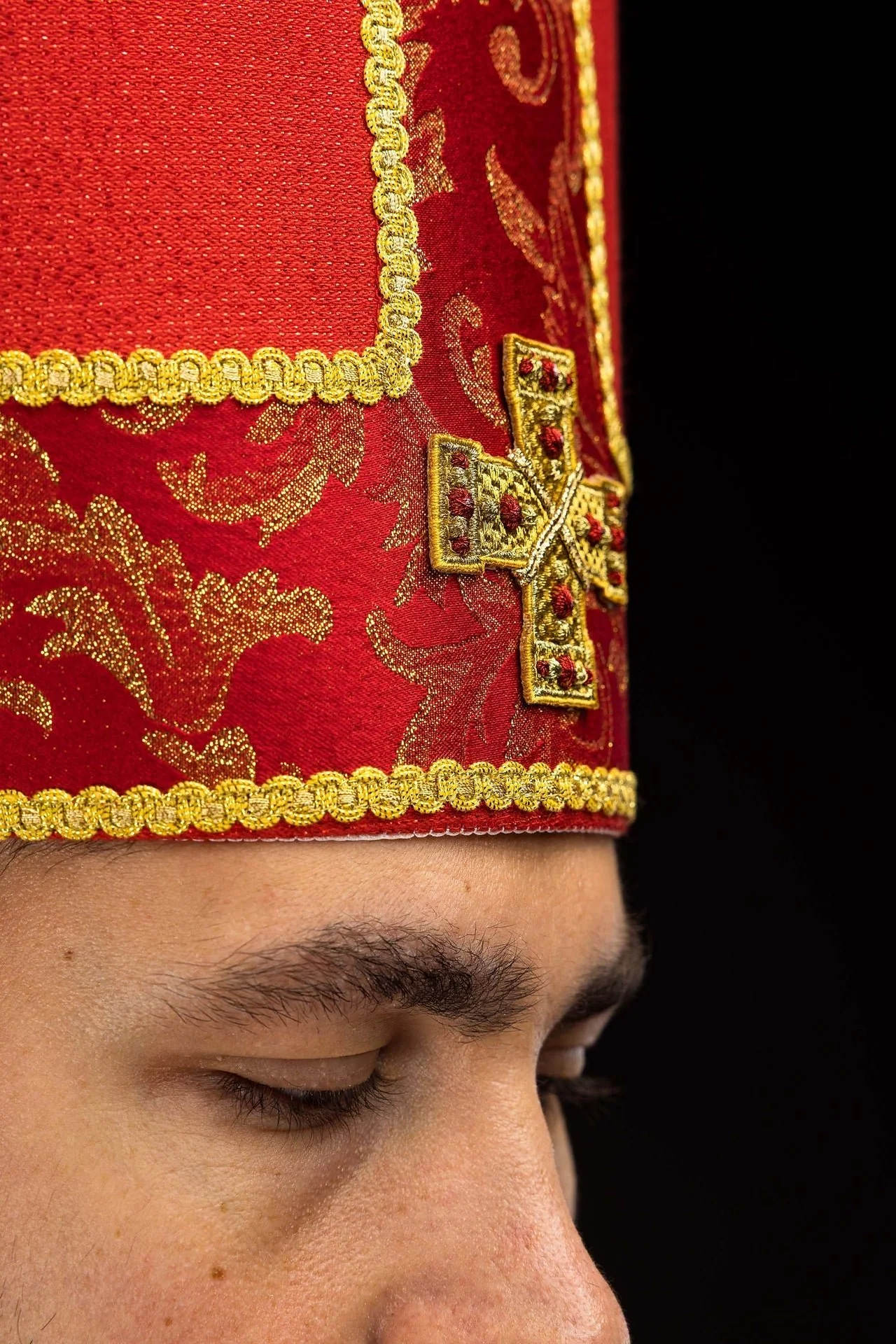 Red mitre embroidered with a cross decorated with jacquard fabric - Image 4