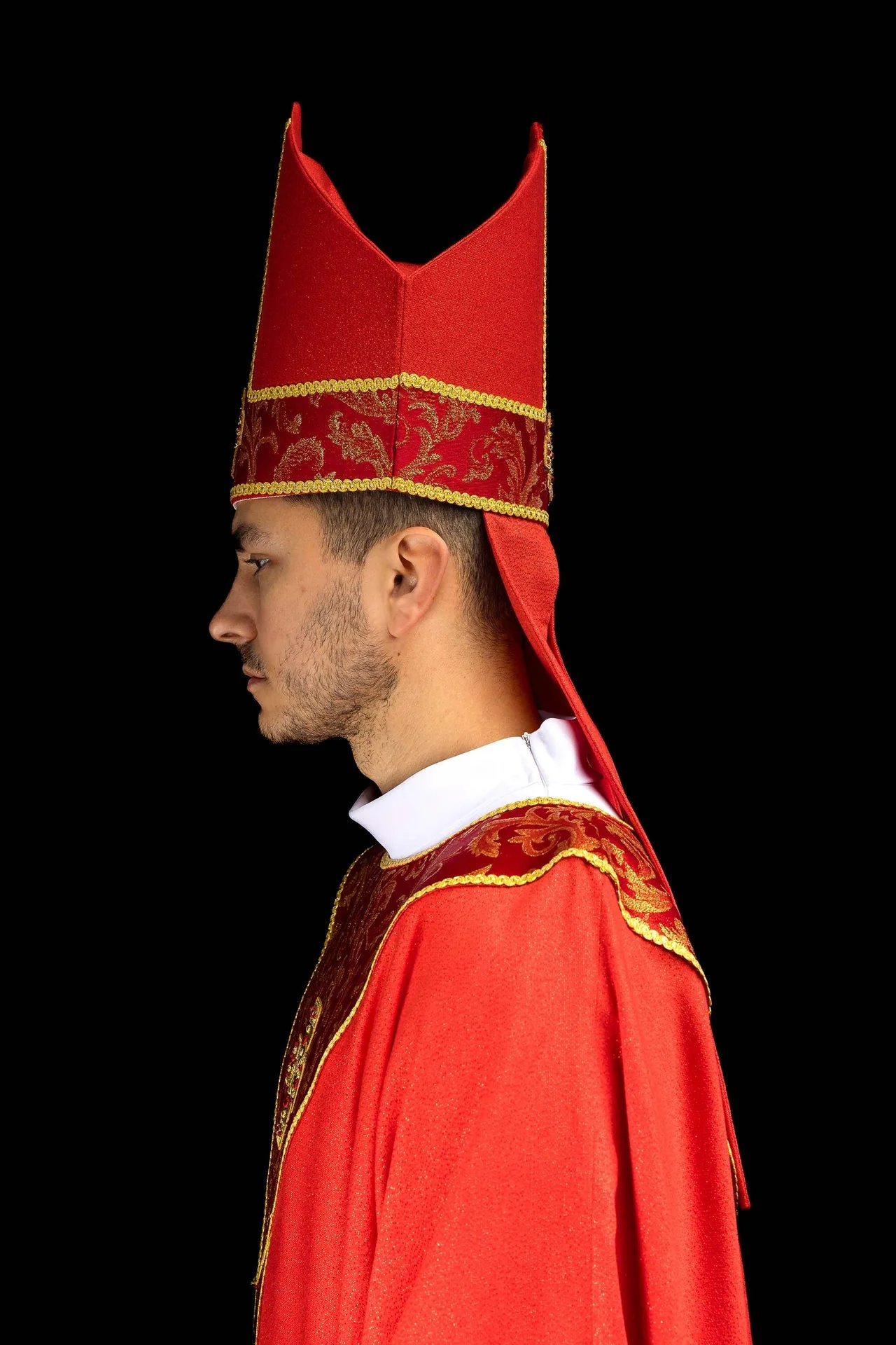 Red mitre embroidered with a cross decorated with jacquard fabric - Image 5