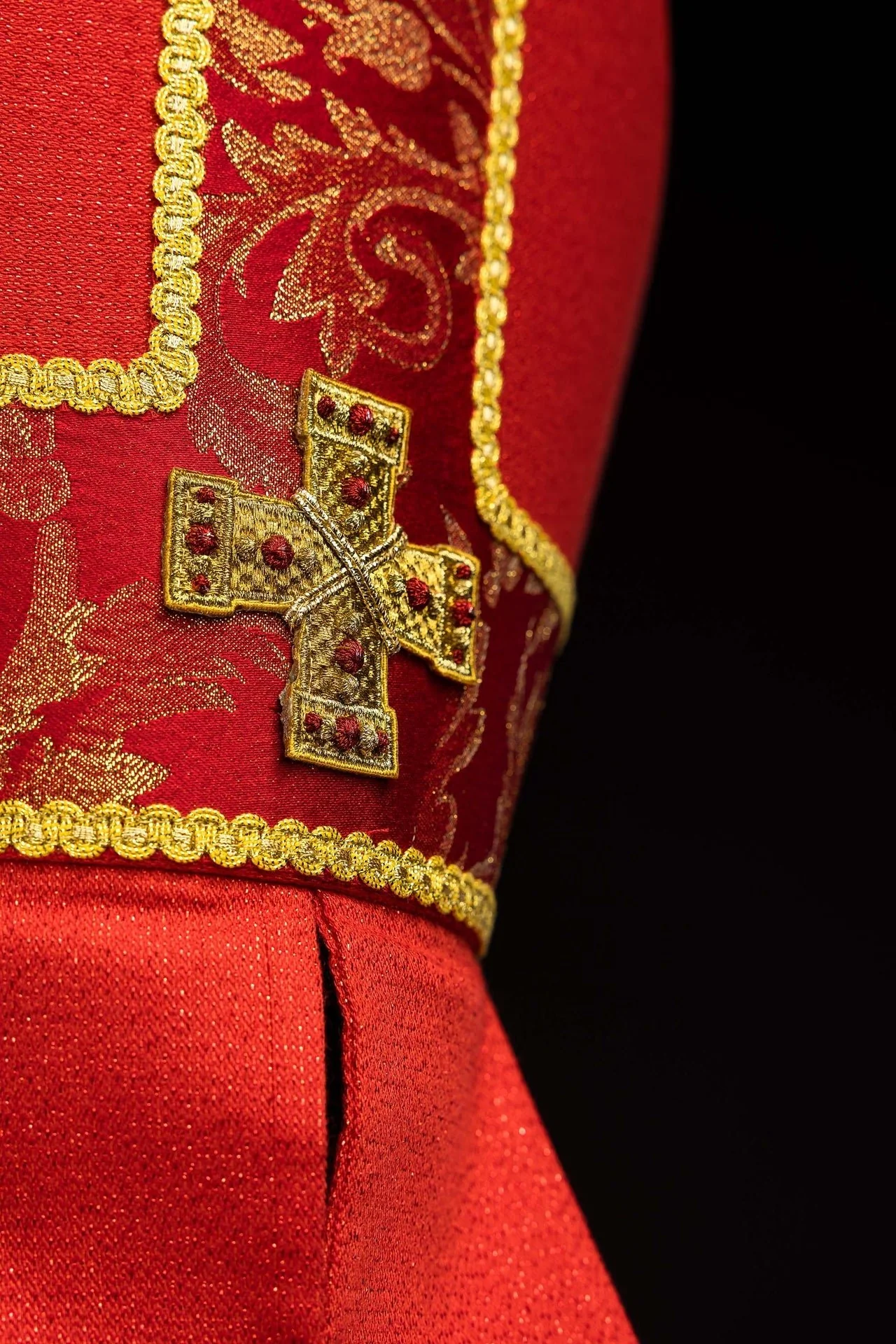 Red mitre embroidered with a cross decorated with jacquard fabric - Image 6