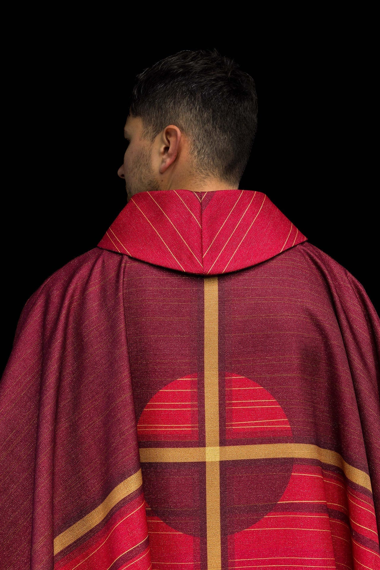 Red printed chasuble with cross motif - Image 7
