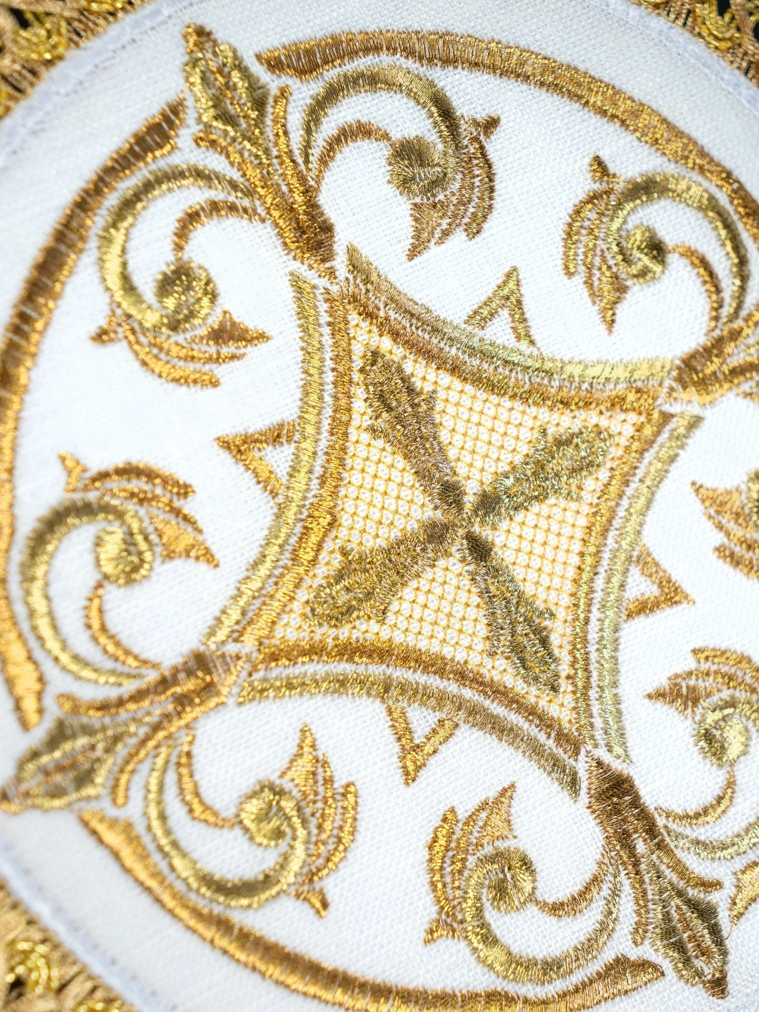 Richly decorated altar linens set with cross embroidery on round toe - Image 2