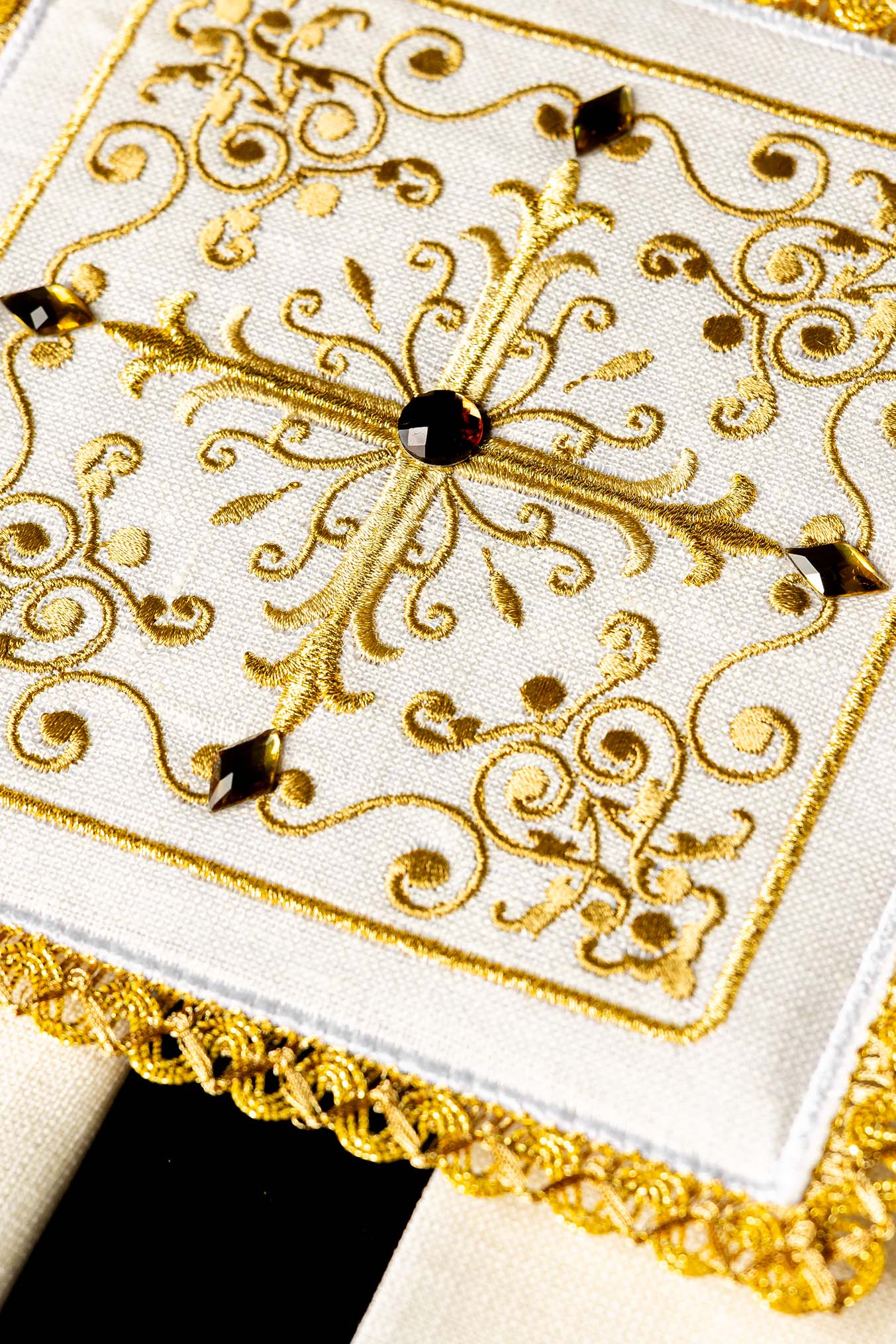 Richly decorated Chalice Linen Set with cross embroidery - Image 2