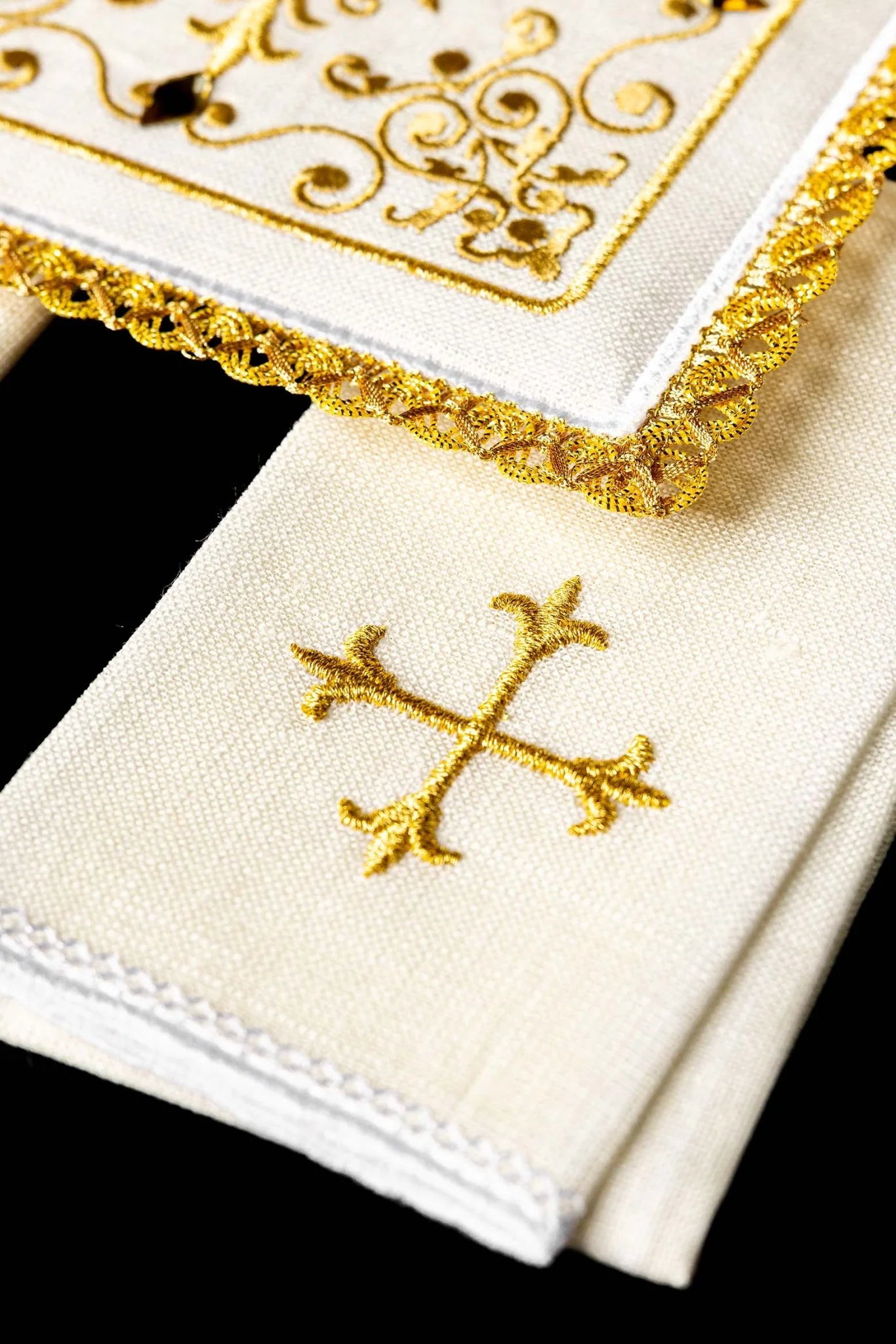 Richly decorated Chalice Linen Set with cross embroidery - Image 3